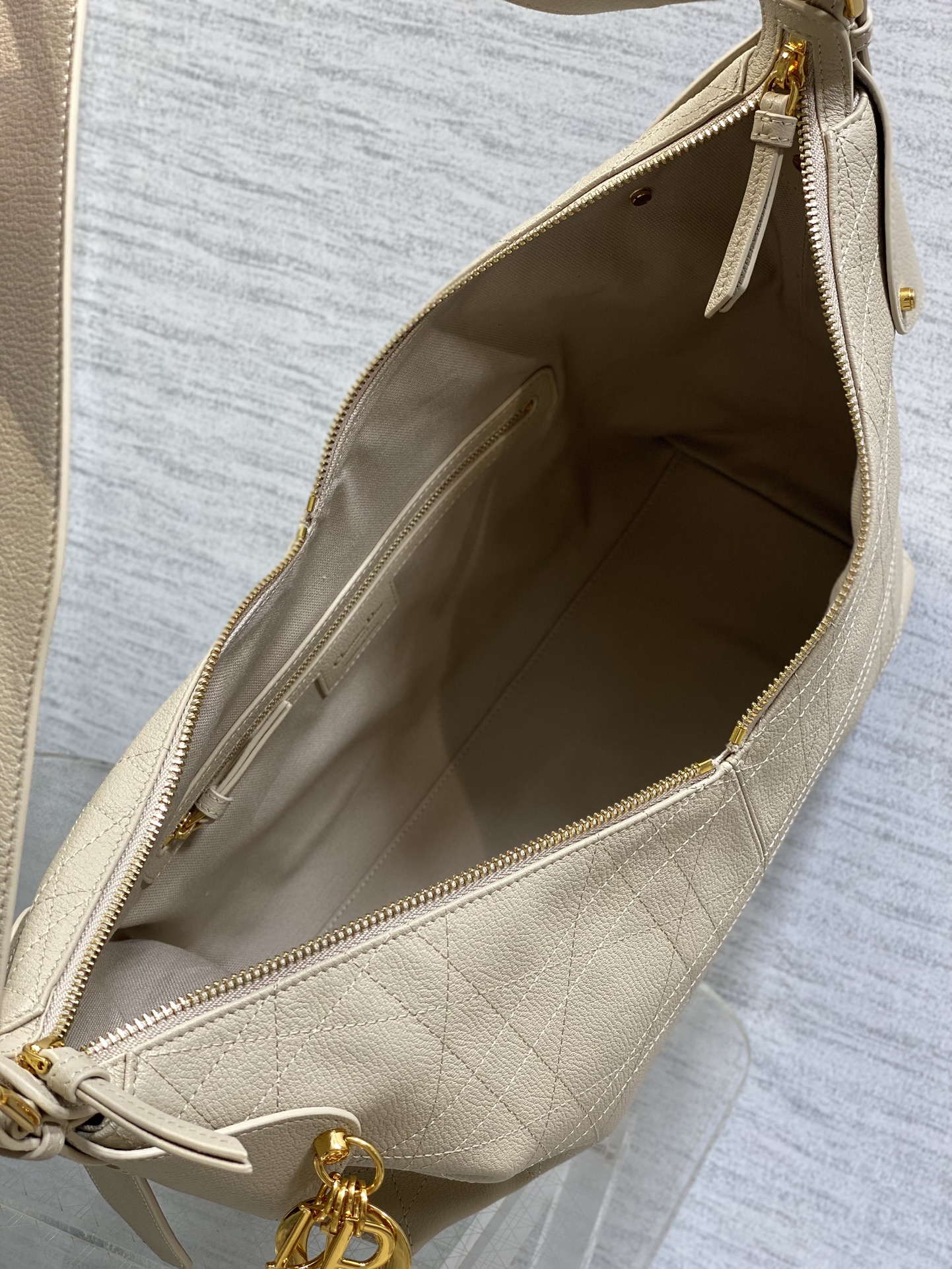 现货‼️新款手袋DIOR VOYAGE系列，太酷了吧，全新的包形运动感十足，无法拒绝的高级感，复古的油蜡