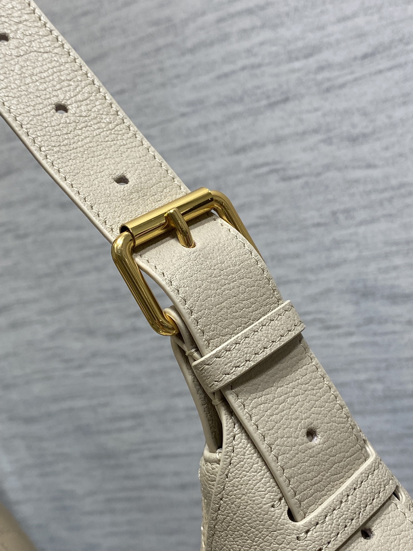 现货‼️新款手袋DIOR VOYAGE系列，太酷了吧，全新的包形运动感十足，无法拒绝的高级感，复古的油蜡