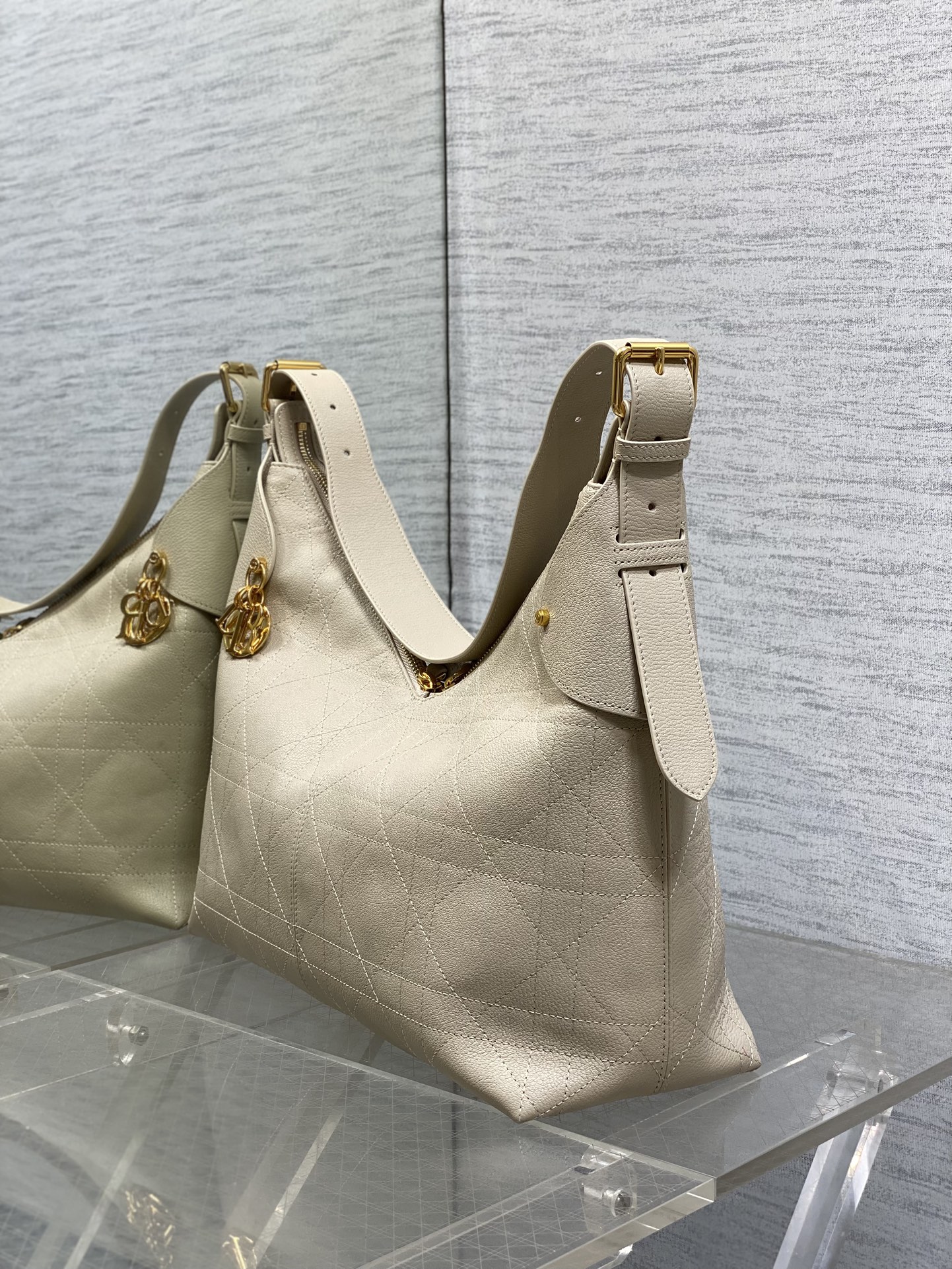 现货‼️新款手袋DIOR VOYAGE系列，太酷了吧，全新的包形运动感十足，无法拒绝的高级感，复古的油蜡