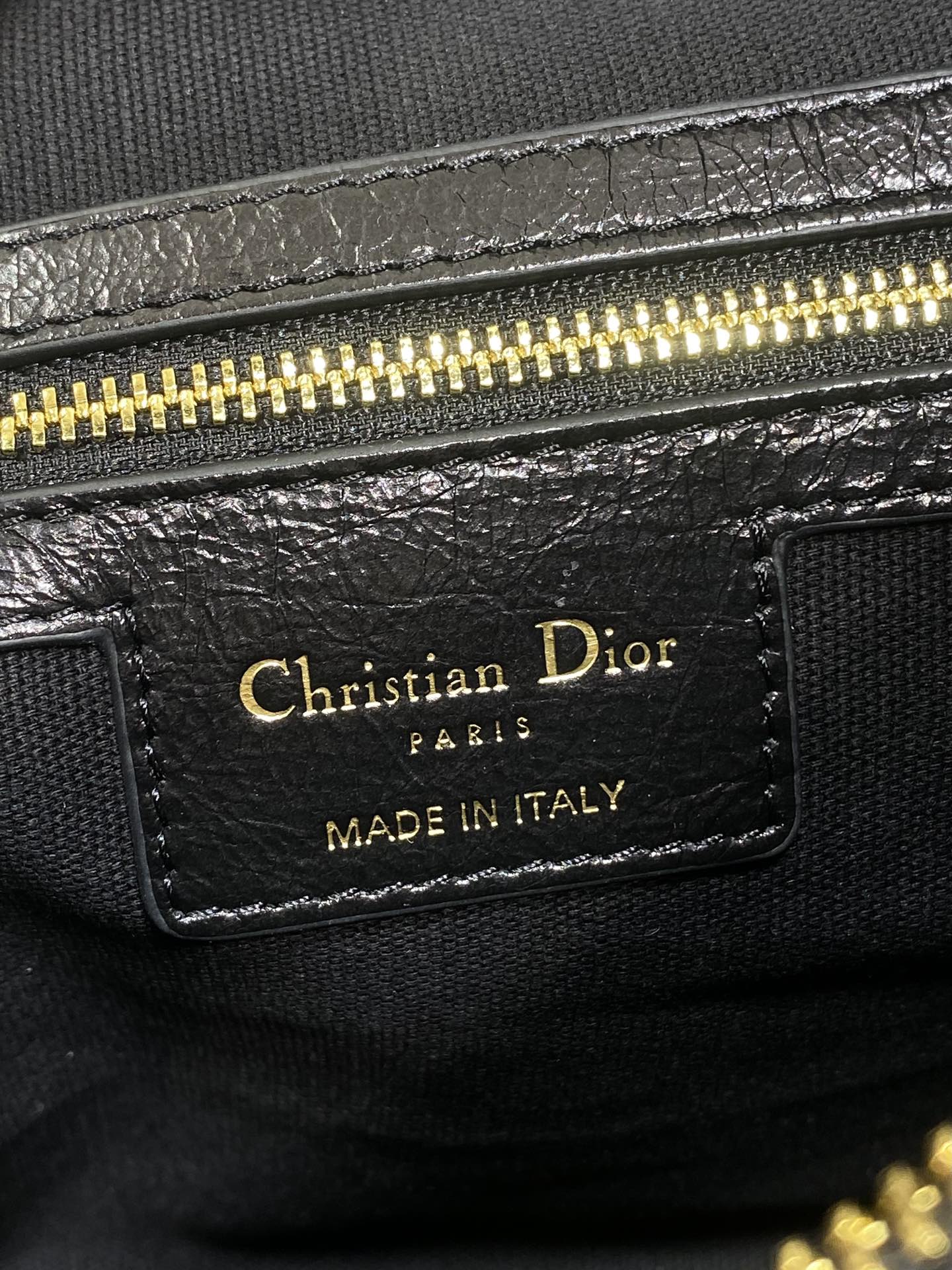 现货‼️新款手袋DIOR VOYAGE系列，太酷了吧，全新的包形运动感十足，无法拒绝的高级感，复古的油蜡