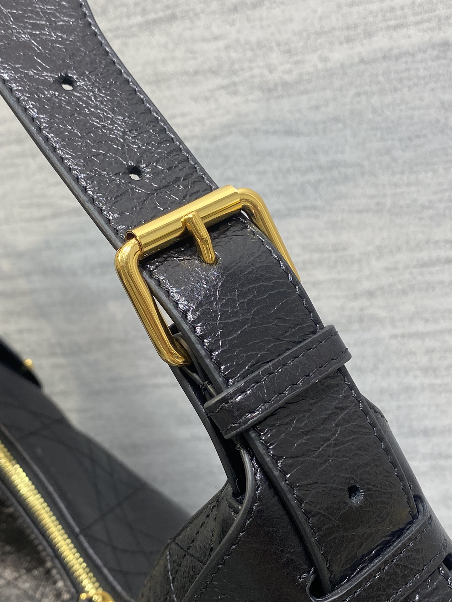 现货‼️新款手袋DIOR VOYAGE系列，太酷了吧，全新的包形运动感十足，无法拒绝的高级感，复古的油蜡