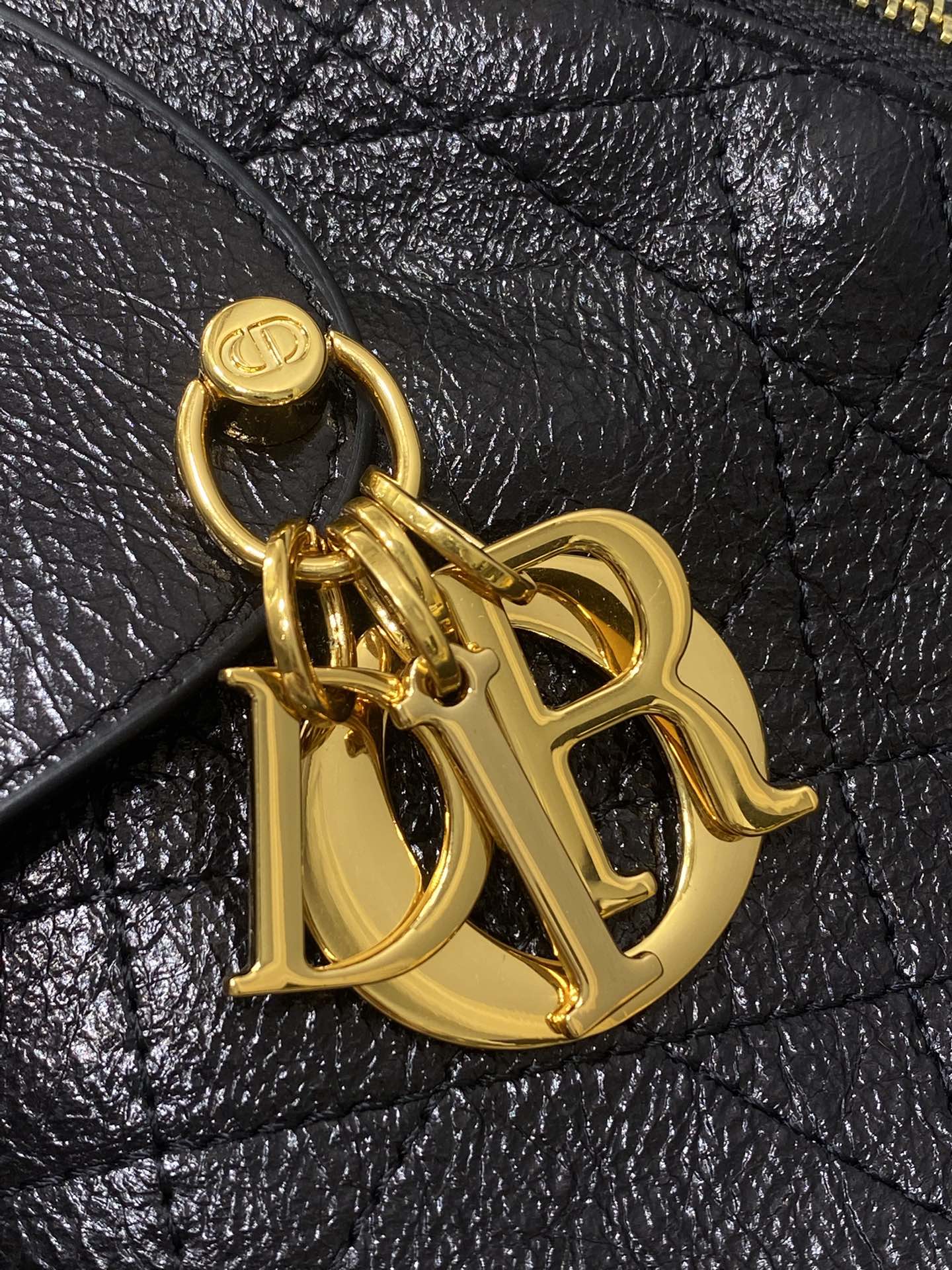 现货‼️新款手袋DIOR VOYAGE系列，太酷了吧，全新的包形运动感十足，无法拒绝的高级感，复古的油蜡