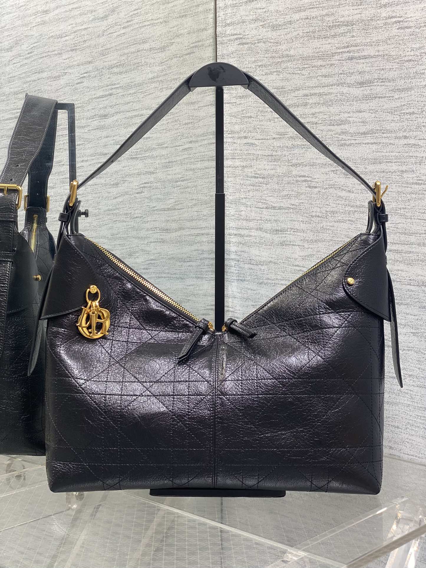 现货‼️新款手袋DIOR VOYAGE系列，太酷了吧，全新的包形运动感十足，无法拒绝的高级感，复古的油蜡