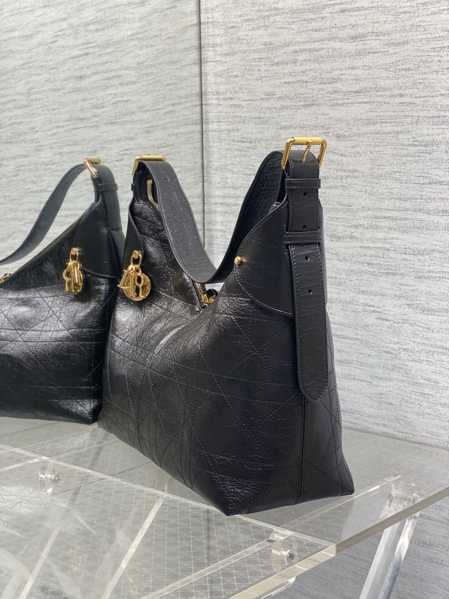 现货‼️新款手袋DIOR VOYAGE系列，太酷了吧，全新的包形运动感十足，无法拒绝的高级感，复古的油蜡