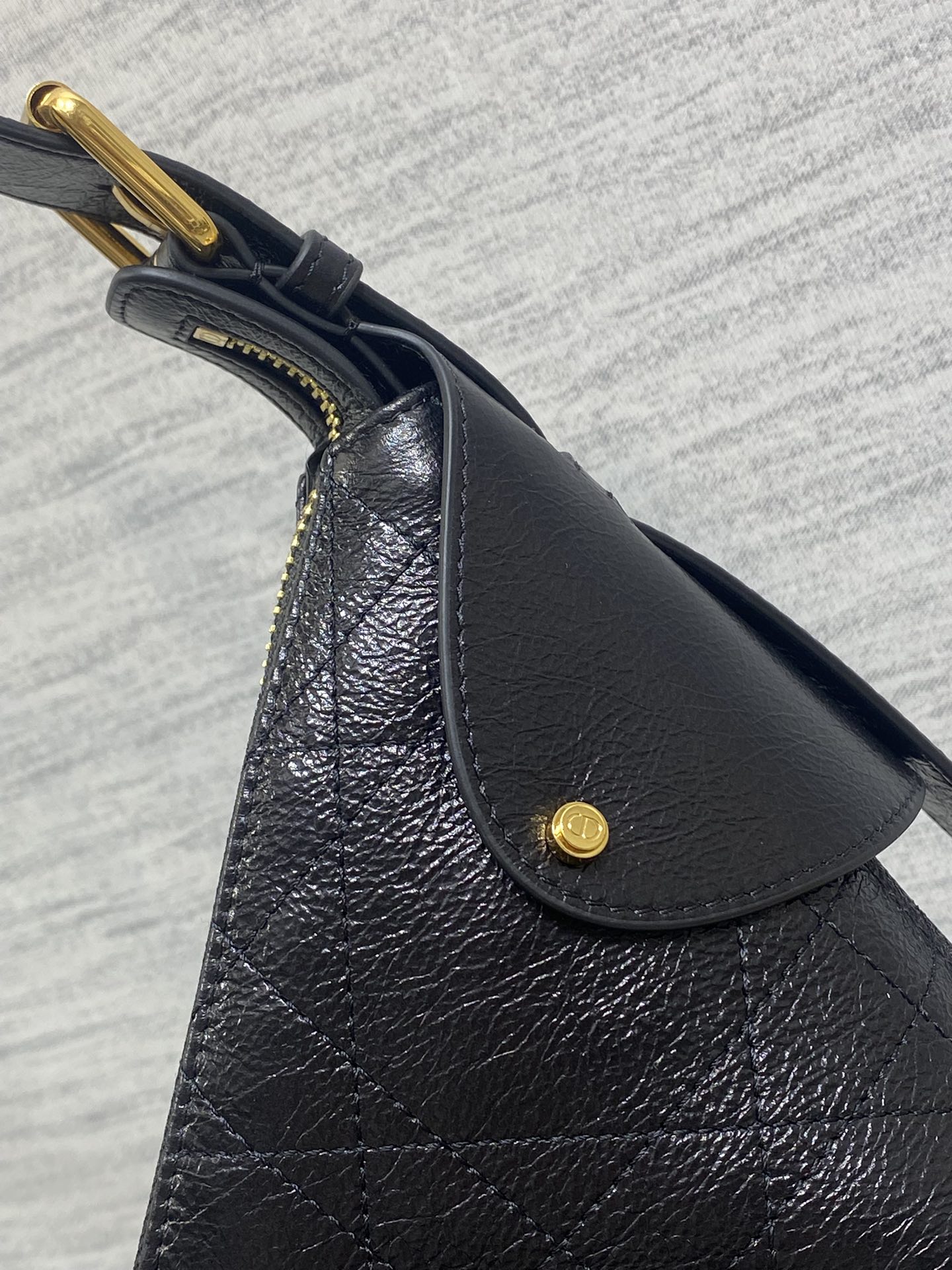 现货‼️新款手袋DIOR VOYAGE系列，太酷了吧，全新的包形运动感十足，无法拒绝的高级感，复古的油蜡