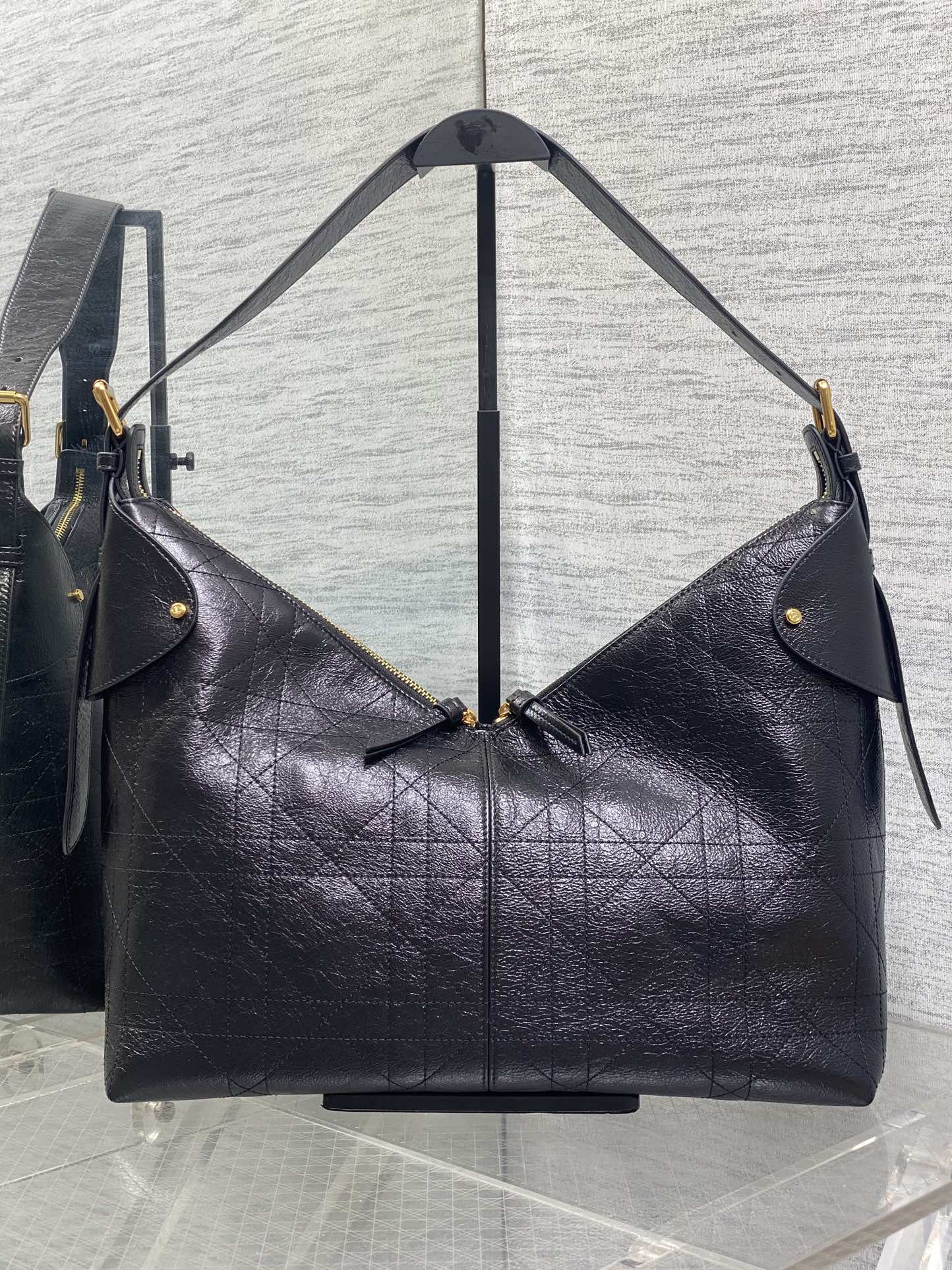 现货‼️新款手袋DIOR VOYAGE系列，太酷了吧，全新的包形运动感十足，无法拒绝的高级感，复古的油蜡