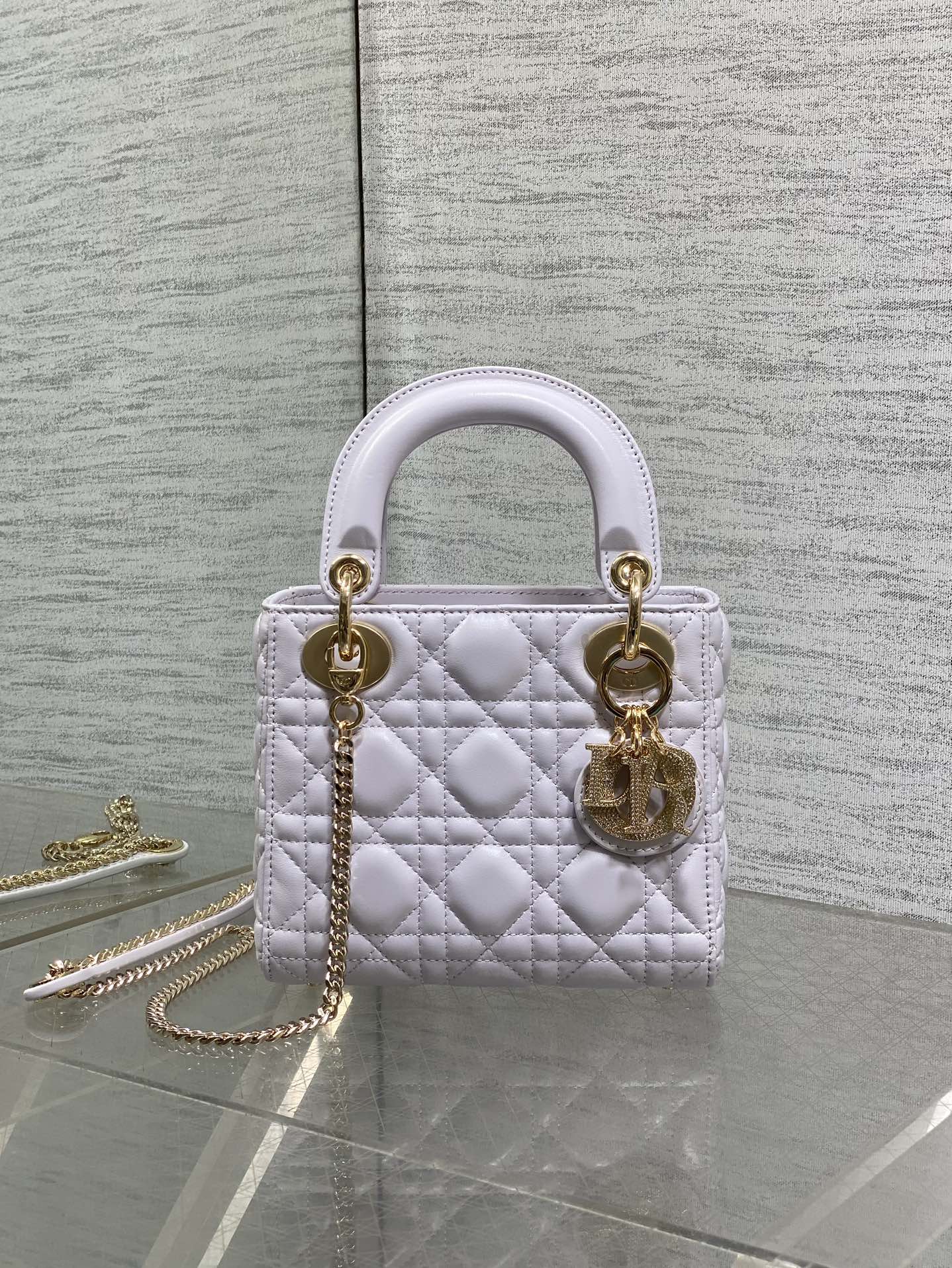 现货‼️Classic Lady最新钻扣戴妃包，人手一个必备的三格小包😍。迷人优雅又气场十足💃🏻，斜挎手