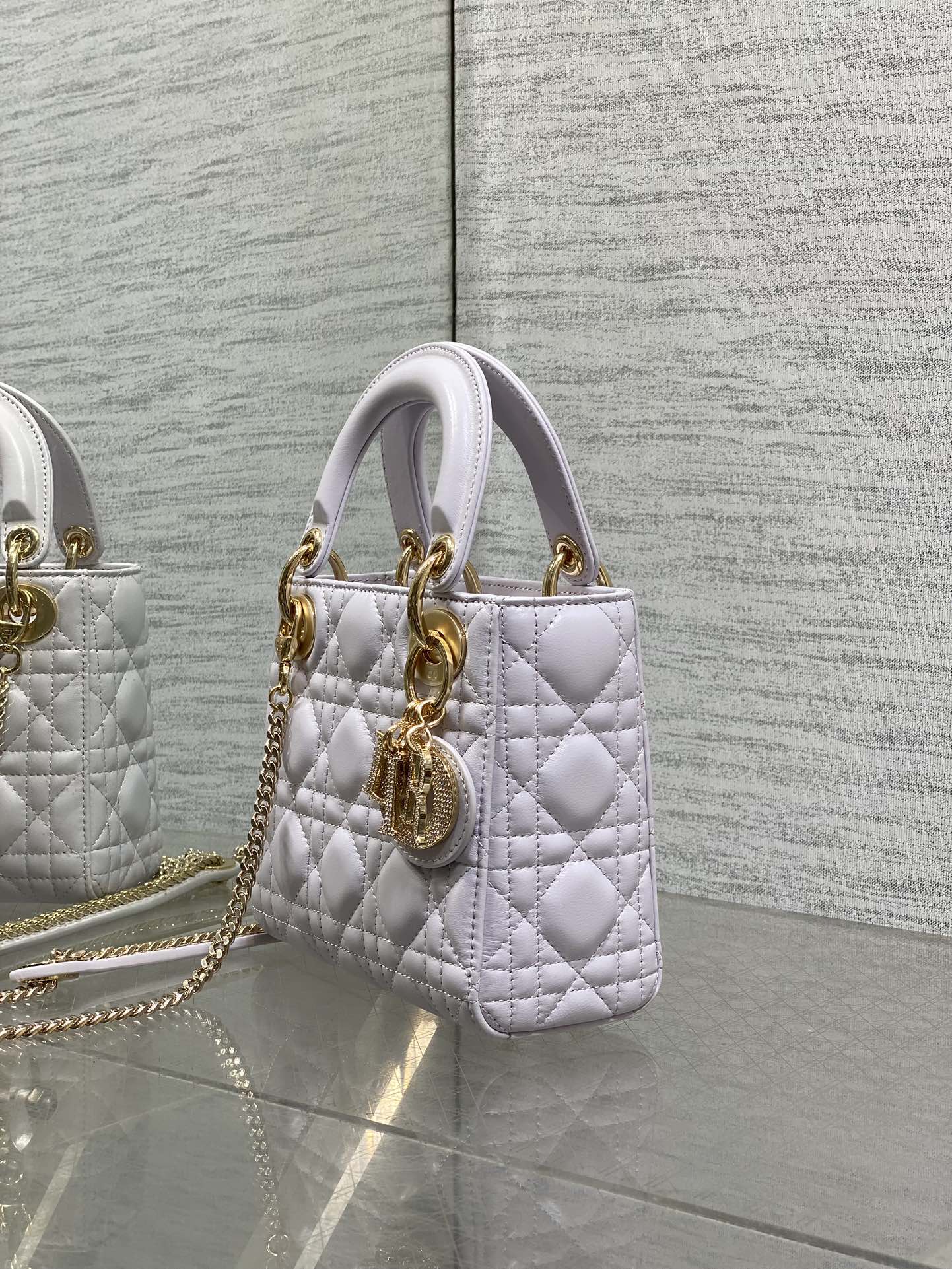 现货‼️Classic Lady最新钻扣戴妃包，人手一个必备的三格小包😍。迷人优雅又气场十足💃🏻，斜挎手