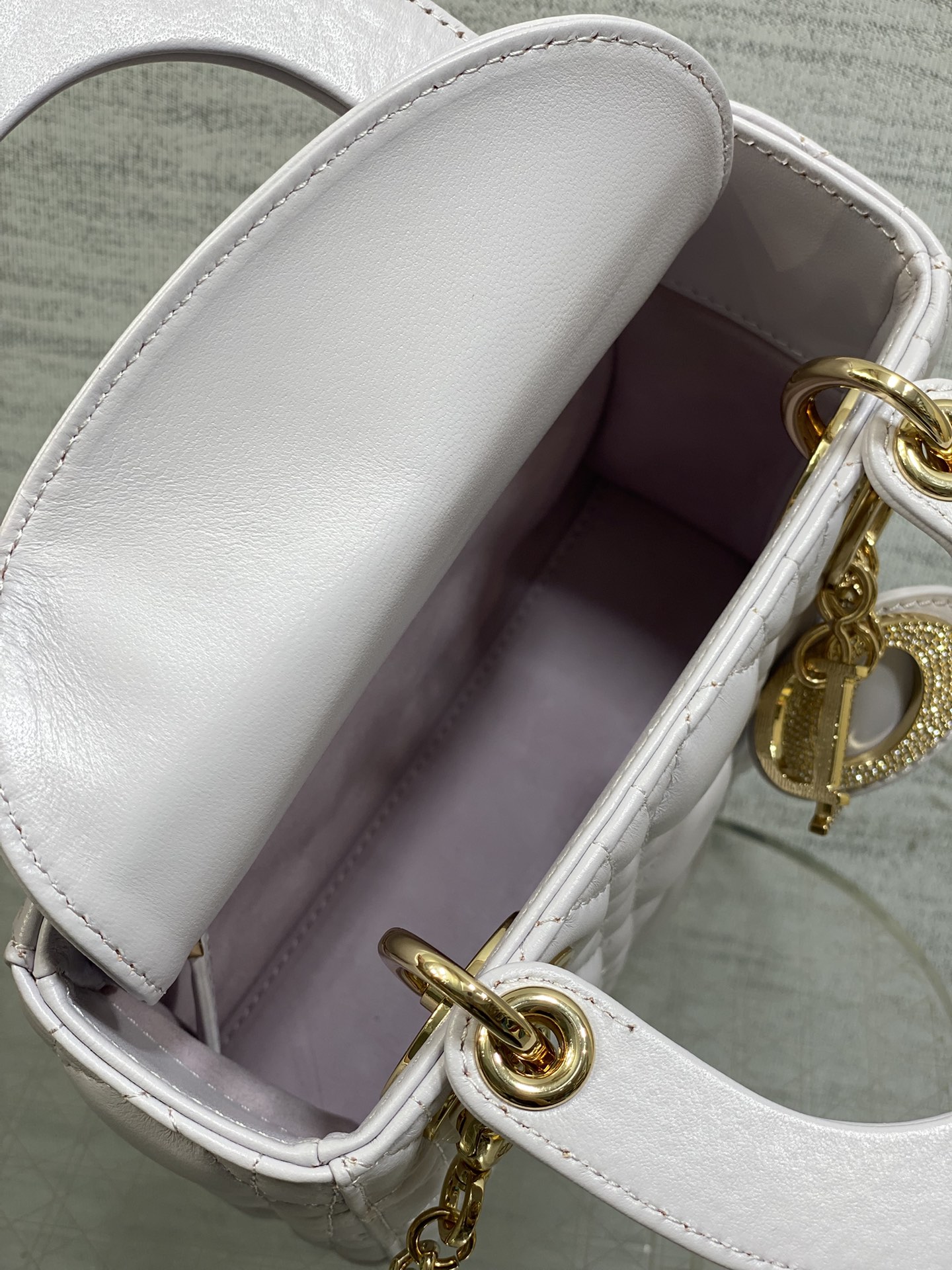 现货‼️Classic Lady最新钻扣戴妃包，人手一个必备的三格小包😍。迷人优雅又气场十足💃🏻，斜挎手