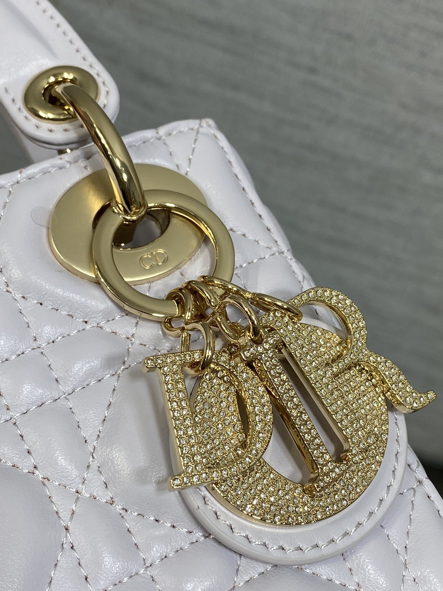 现货‼️Classic Lady最新钻扣戴妃包，人手一个必备的三格小包😍。迷人优雅又气场十足💃🏻，斜挎手