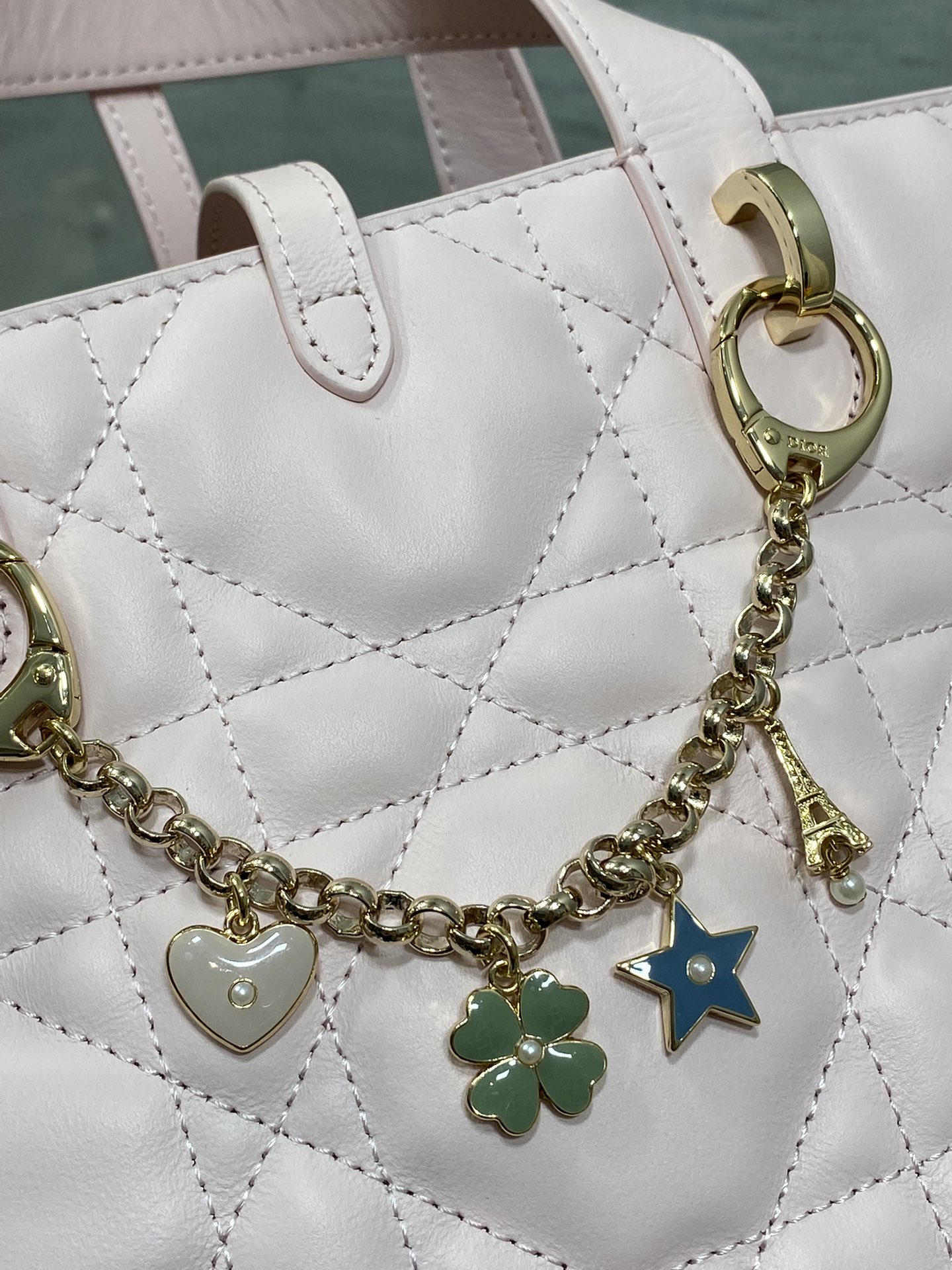 小号胭脂粉现货‼️Toujours竖版系列小号，自带幸运挂链，限量版专属菜篮子，有点太美了，高颜值包包，