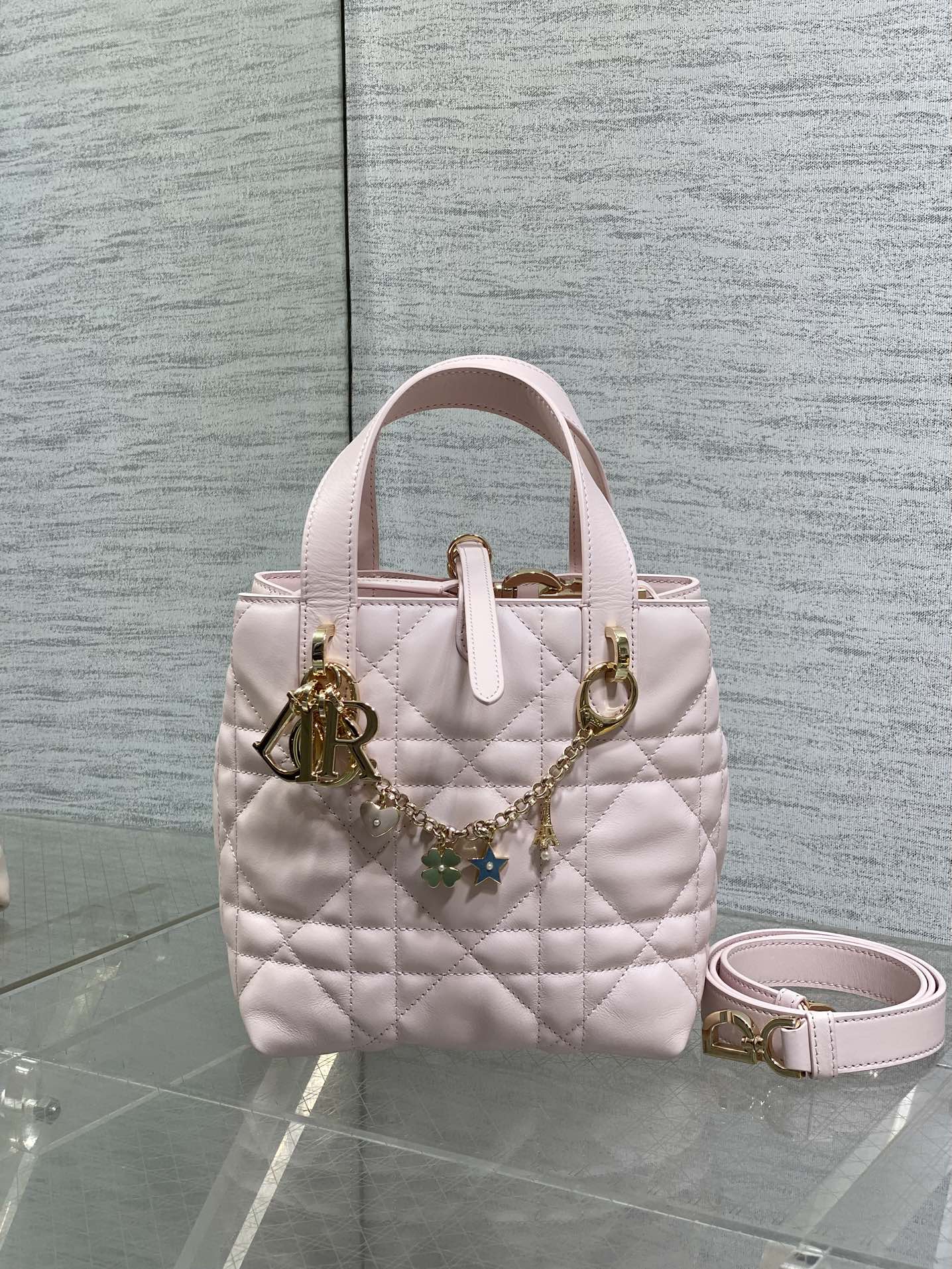 小号胭脂粉现货‼️Toujours竖版系列小号，自带幸运挂链，限量版专属菜篮子，有点太美了，高颜值包包，