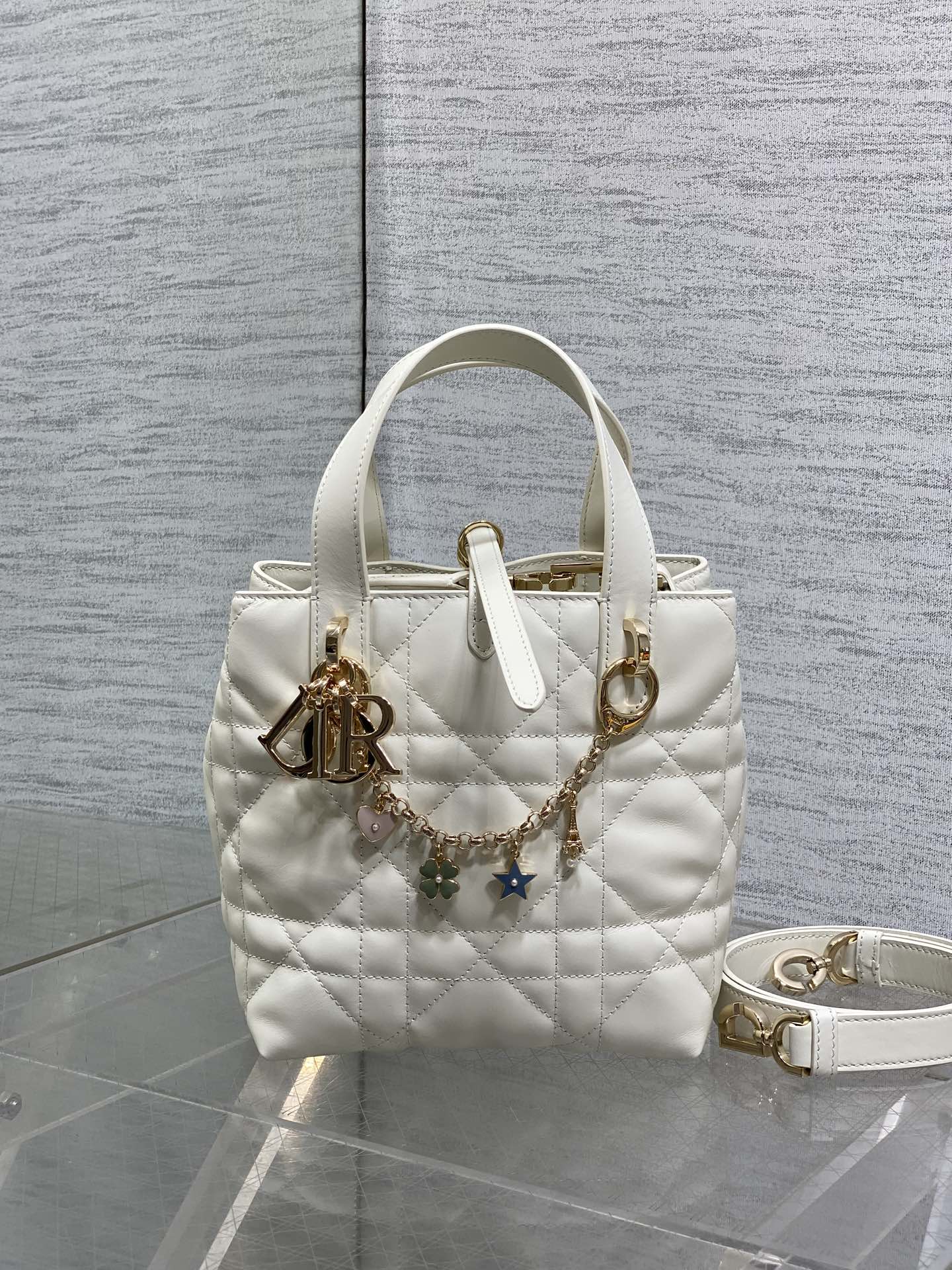 小号白色现货‼️Toujours竖版系列小号，自带幸运挂链，限量版专属菜篮子，有点太美了，高颜值包包，轻