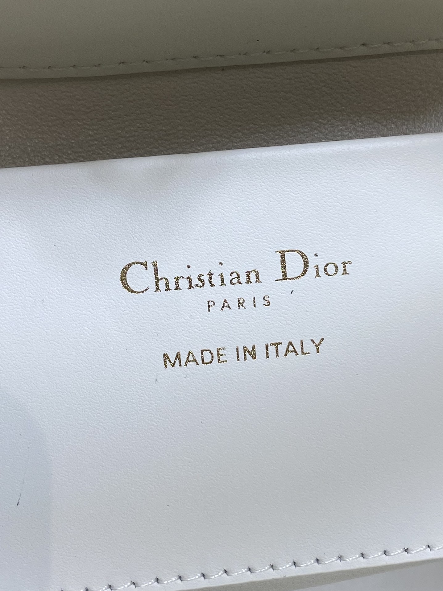 小号白色现货‼️Toujours竖版系列小号，自带幸运挂链，限量版专属菜篮子，有点太美了，高颜值包包，轻