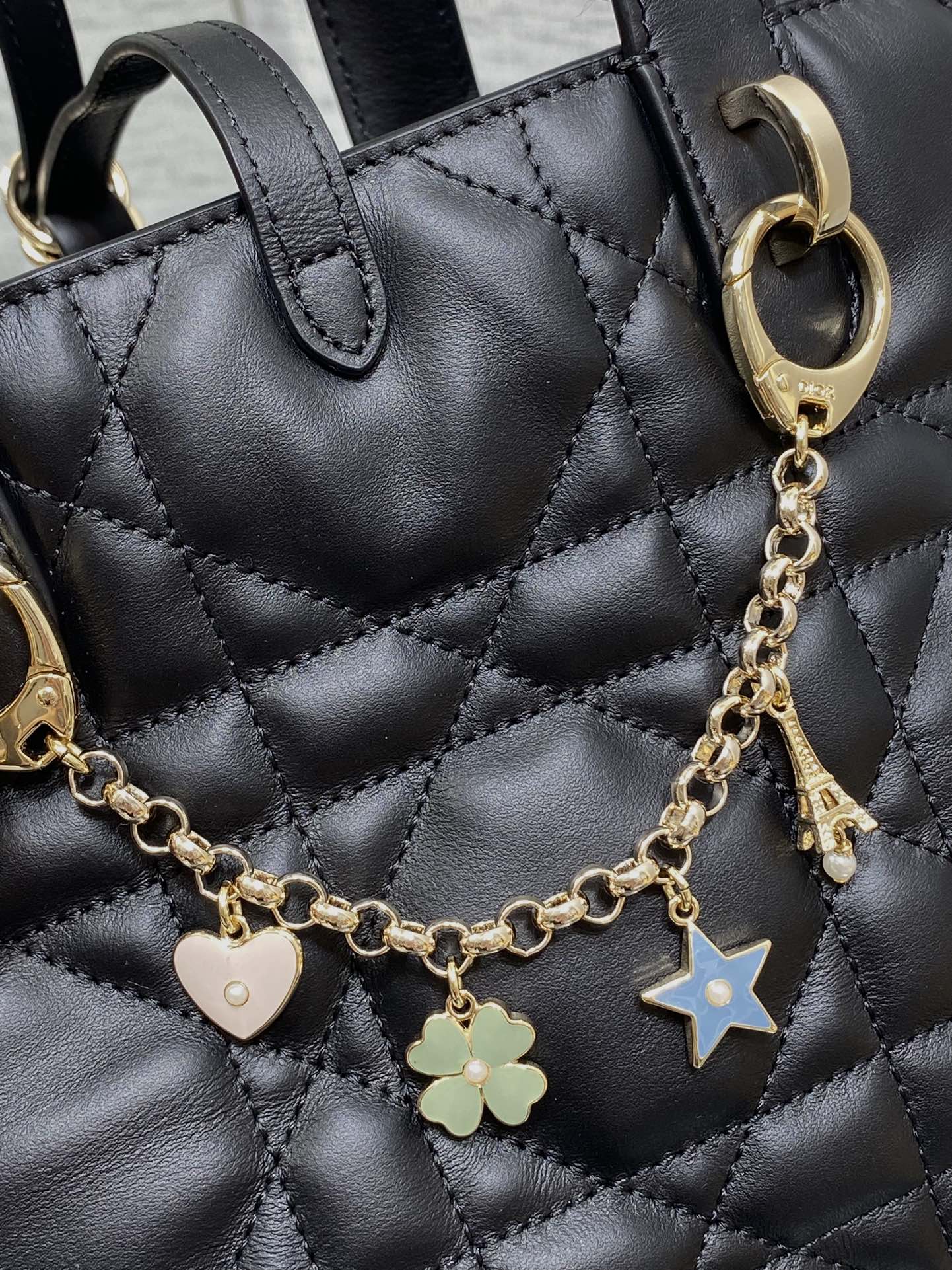 小号黑色现货‼️Toujours竖版系列小号，自带幸运挂链，限量版专属菜篮子，有点太美了，高颜值包包，轻