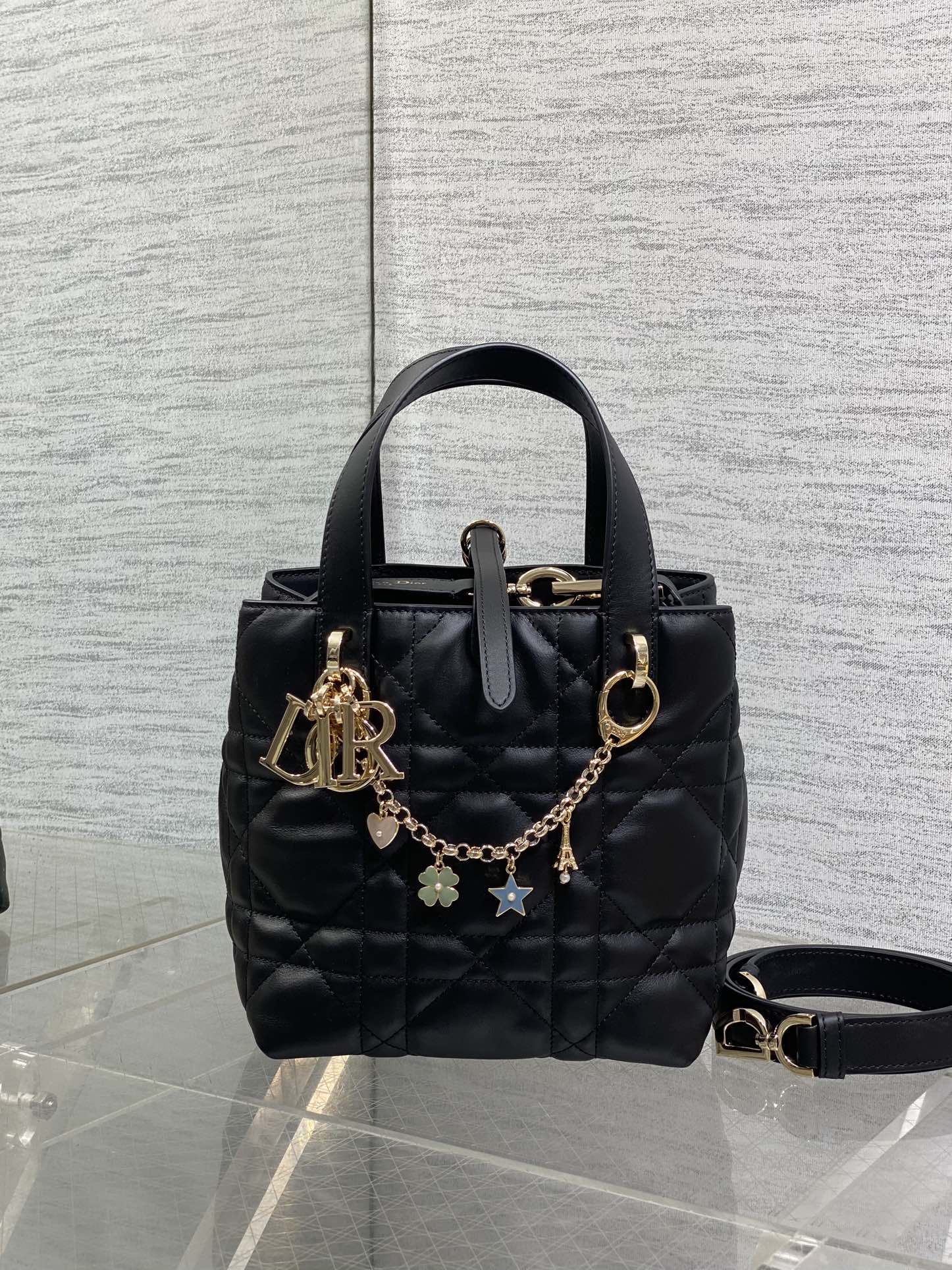 小号黑色现货‼️Toujours竖版系列小号，自带幸运挂链，限量版专属菜篮子，有点太美了，高颜值包包，轻