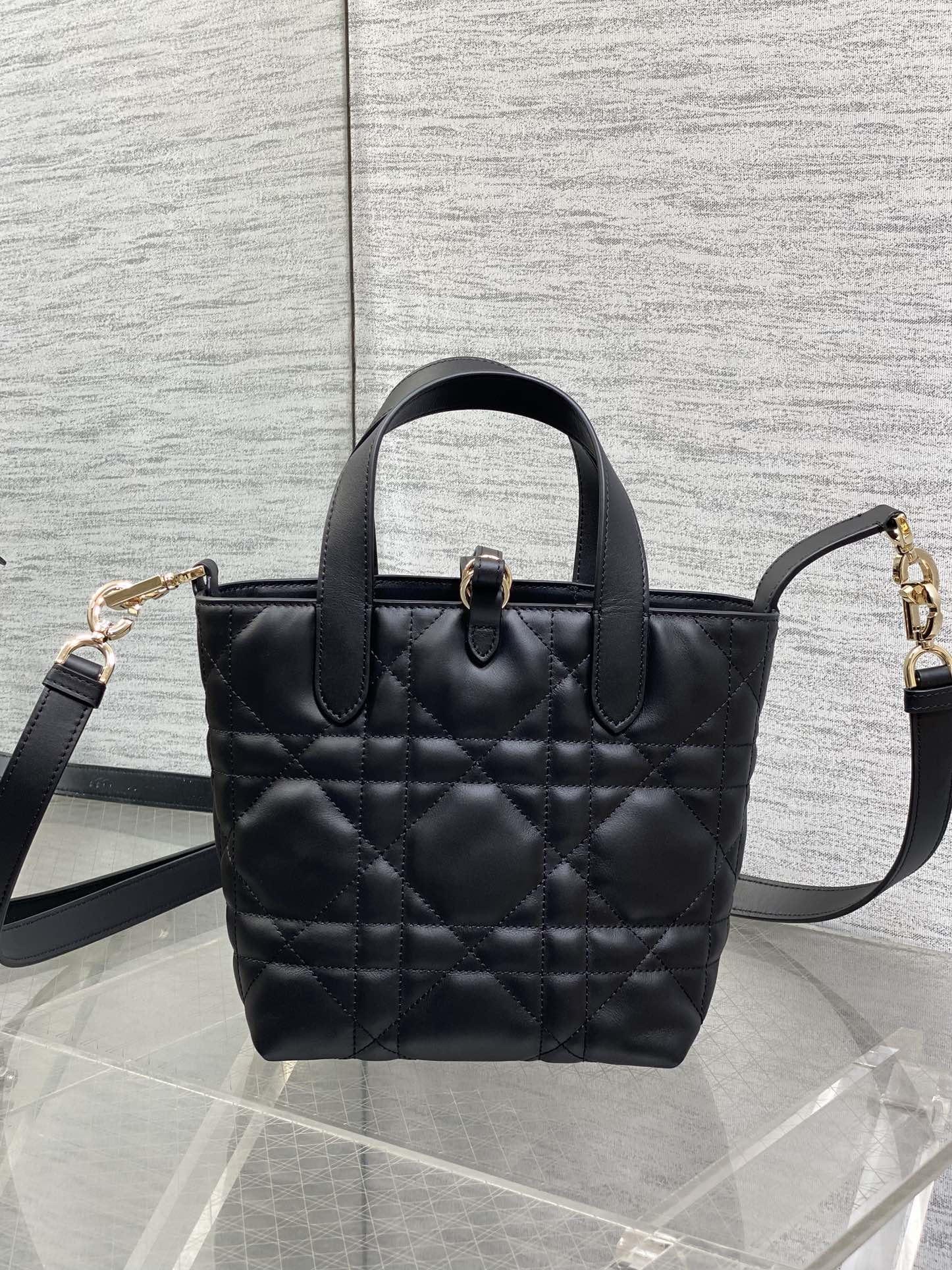 小号黑色现货‼️Toujours竖版系列小号，自带幸运挂链，限量版专属菜篮子，有点太美了，高颜值包包，轻