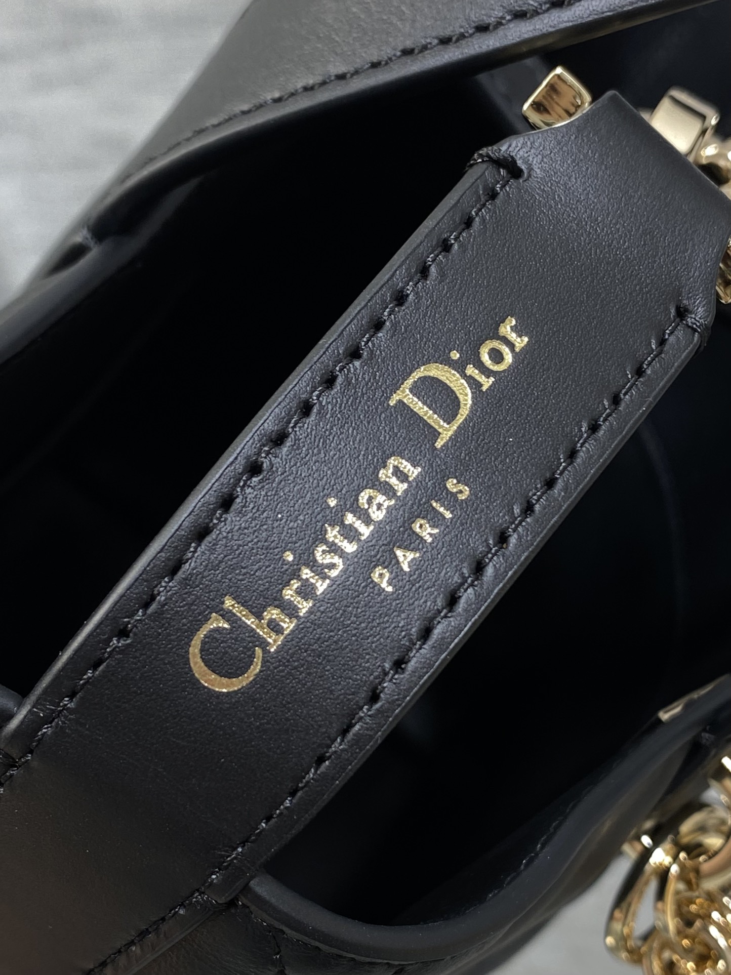 小号黑色现货‼️Toujours竖版系列小号，自带幸运挂链，限量版专属菜篮子，有点太美了，高颜值包包，轻