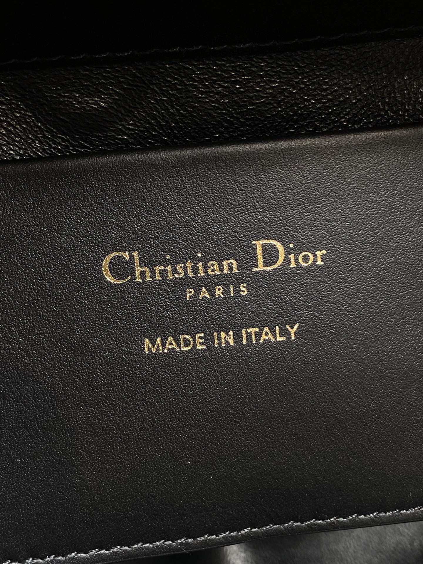 小号黑色现货‼️Toujours竖版系列小号，自带幸运挂链，限量版专属菜篮子，有点太美了，高颜值包包，轻