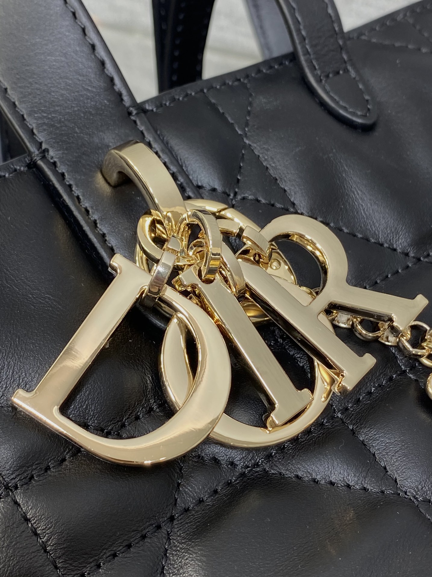 小号黑色现货‼️Toujours竖版系列小号，自带幸运挂链，限量版专属菜篮子，有点太美了，高颜值包包，轻