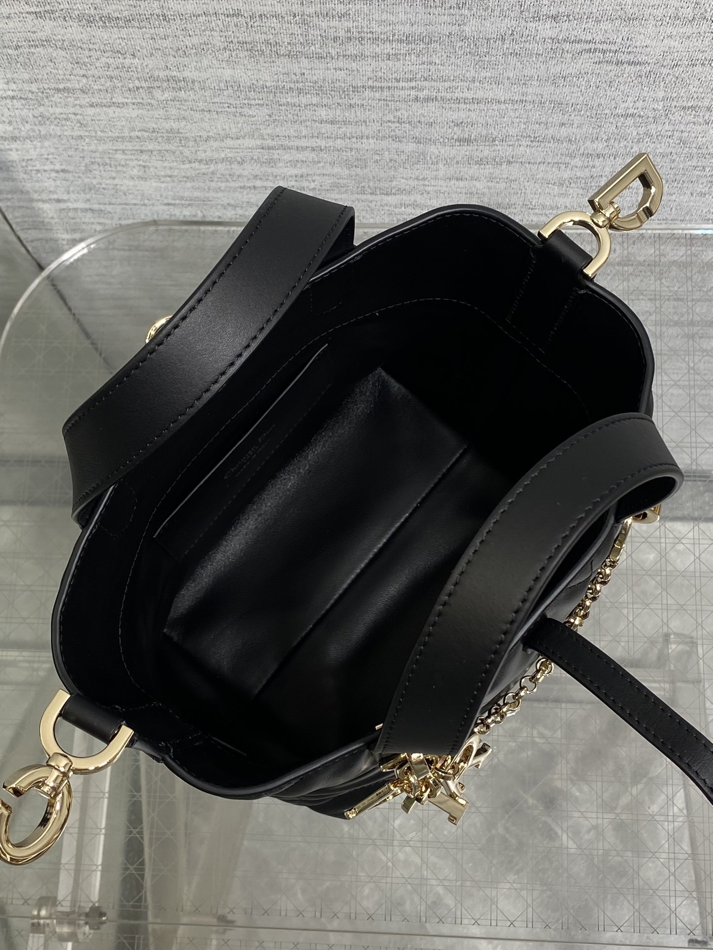 小号黑色现货‼️Toujours竖版系列小号，自带幸运挂链，限量版专属菜篮子，有点太美了，高颜值包包，轻