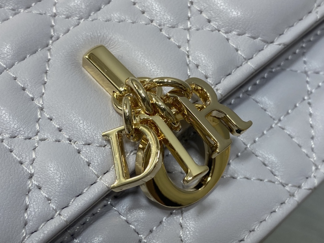 梦幻紫现货‼️砖柜最新珍珠链条手拿包🆕标志性的藤纹格，经典的字母吊饰👏 ，别致的手柄设计，搭配柔软的羊皮