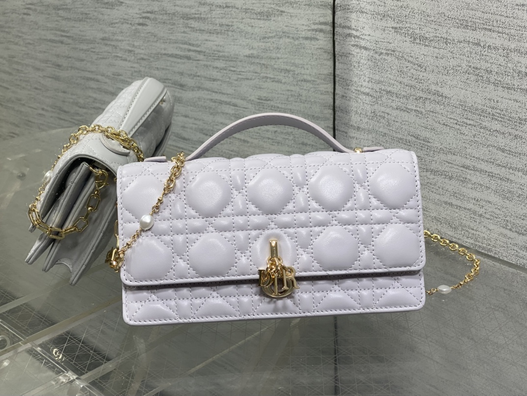 梦幻紫现货‼️砖柜最新珍珠链条手拿包🆕标志性的藤纹格，经典的字母吊饰👏 ，别致的手柄设计，搭配柔软的羊皮