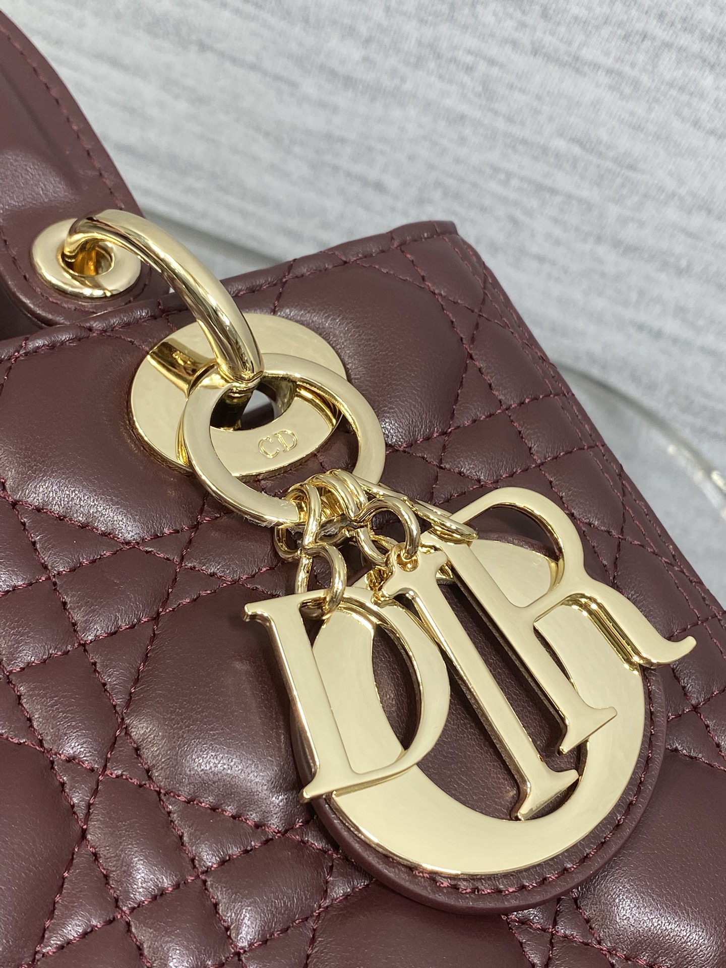 枣红色现货‼️Lady最新翻盖羊皮五格，经典升级📤，改掉之前刮手的拉链设计，实在是太贴心了😘，被各种拉链