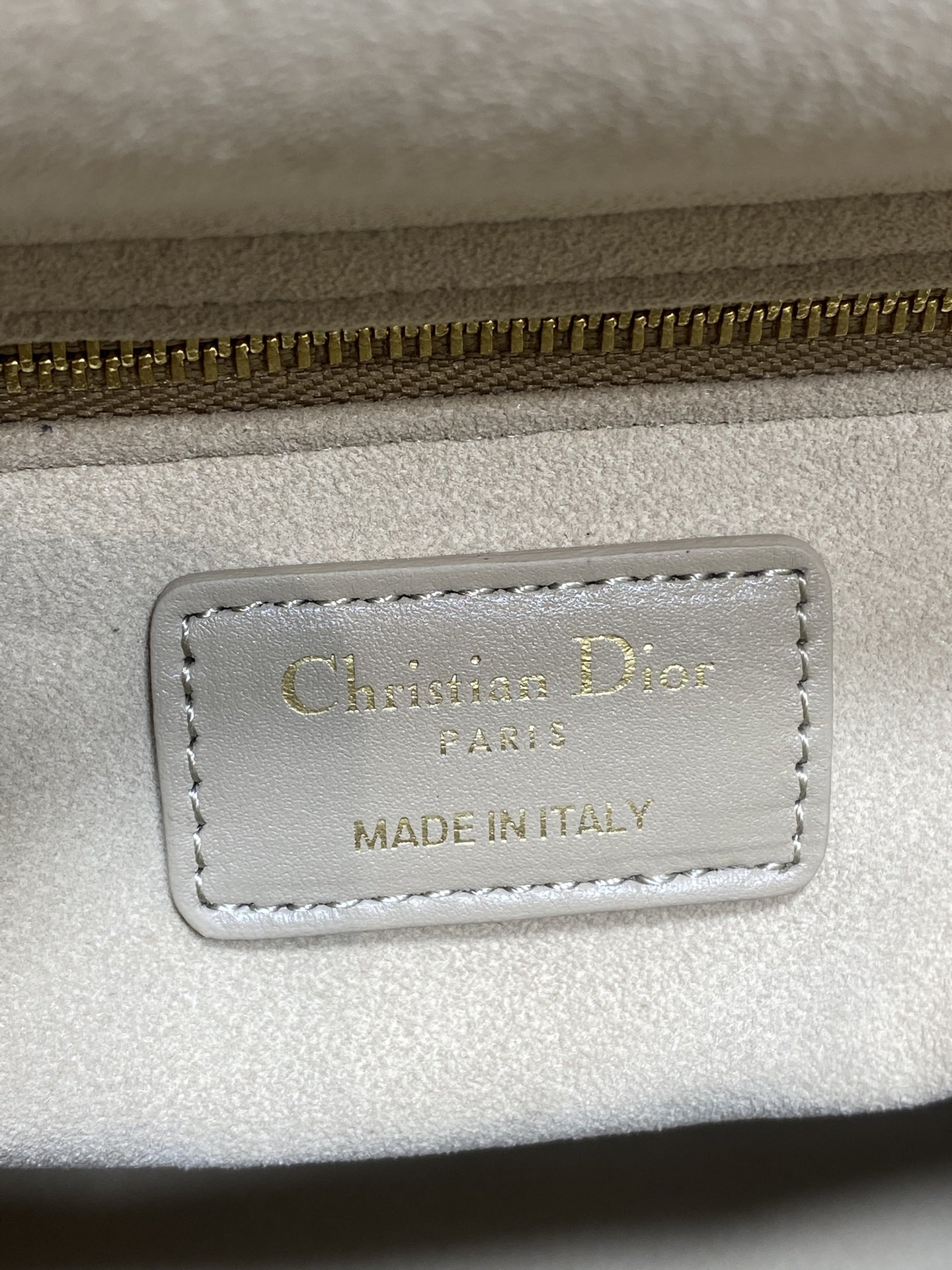 奶茶色现货‼️Lady最新翻盖羊皮五格，经典升级📤，改掉之前刮手的拉链设计，实在是太贴心了😘，被各种拉链