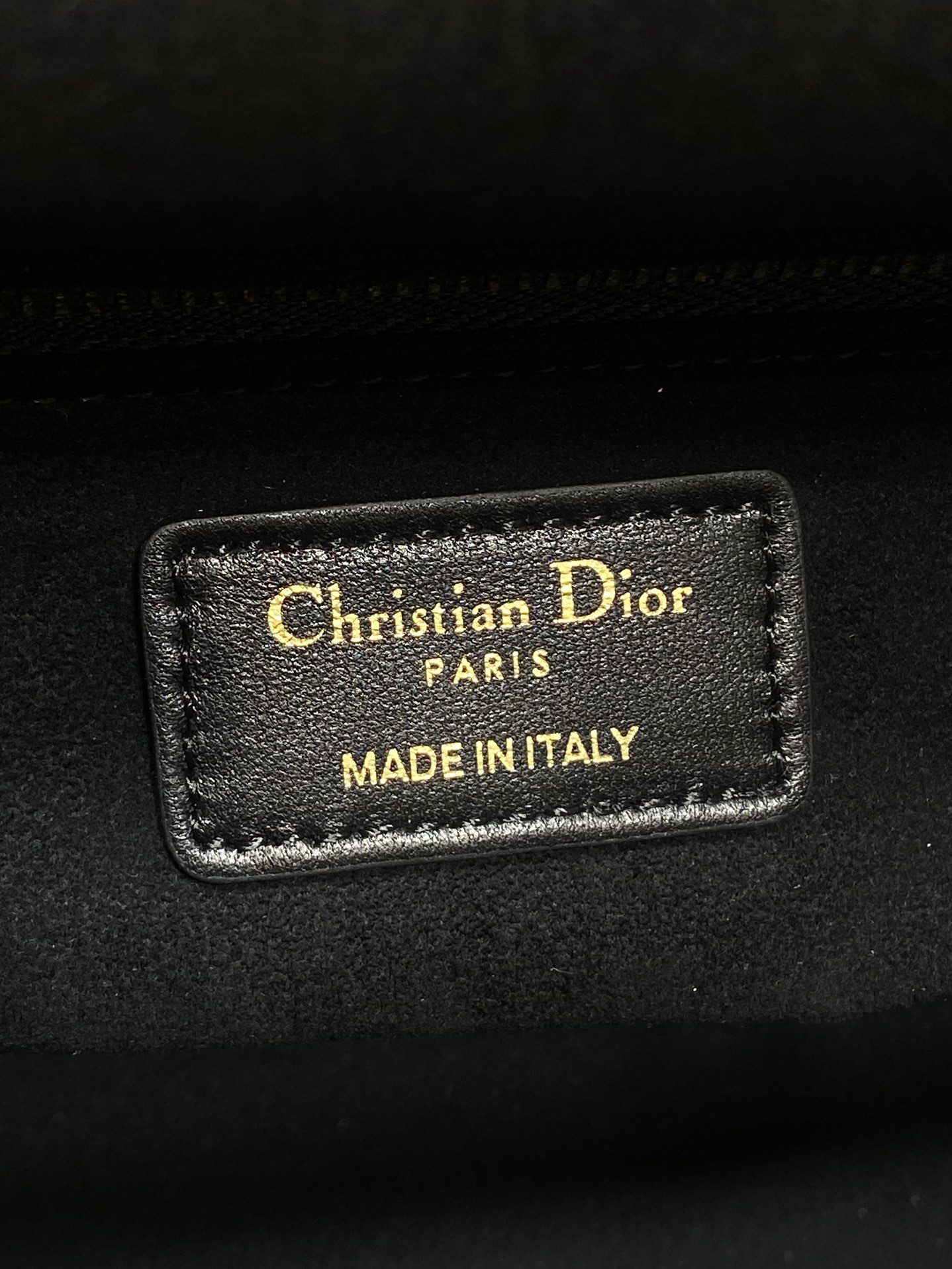 黑色现货‼️Lady最新翻盖羊皮五格，经典升级📤，改掉之前刮手的拉链设计，实在是太贴心了😘，被各种拉链包