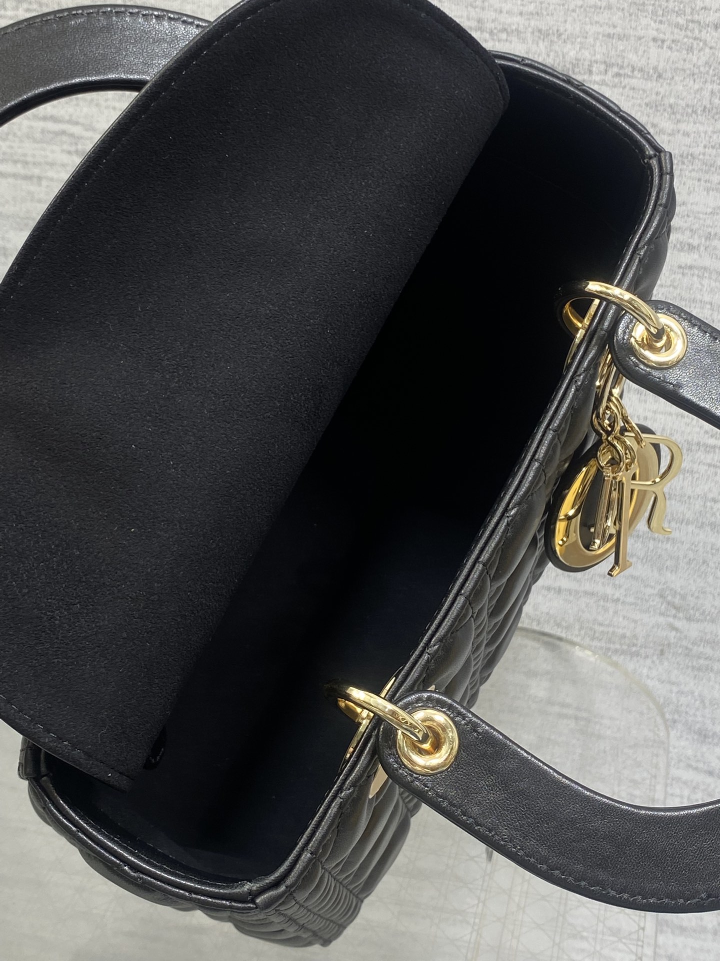 黑色现货‼️Lady最新翻盖羊皮五格，经典升级📤，改掉之前刮手的拉链设计，实在是太贴心了😘，被各种拉链包