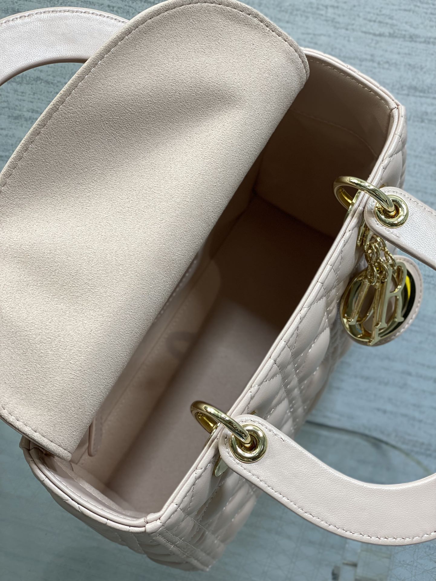 胭脂粉现货‼️Lady最新翻盖羊皮五格，经典升级📤，改掉之前刮手的拉链设计，实在是太贴心了😘，被各种拉链