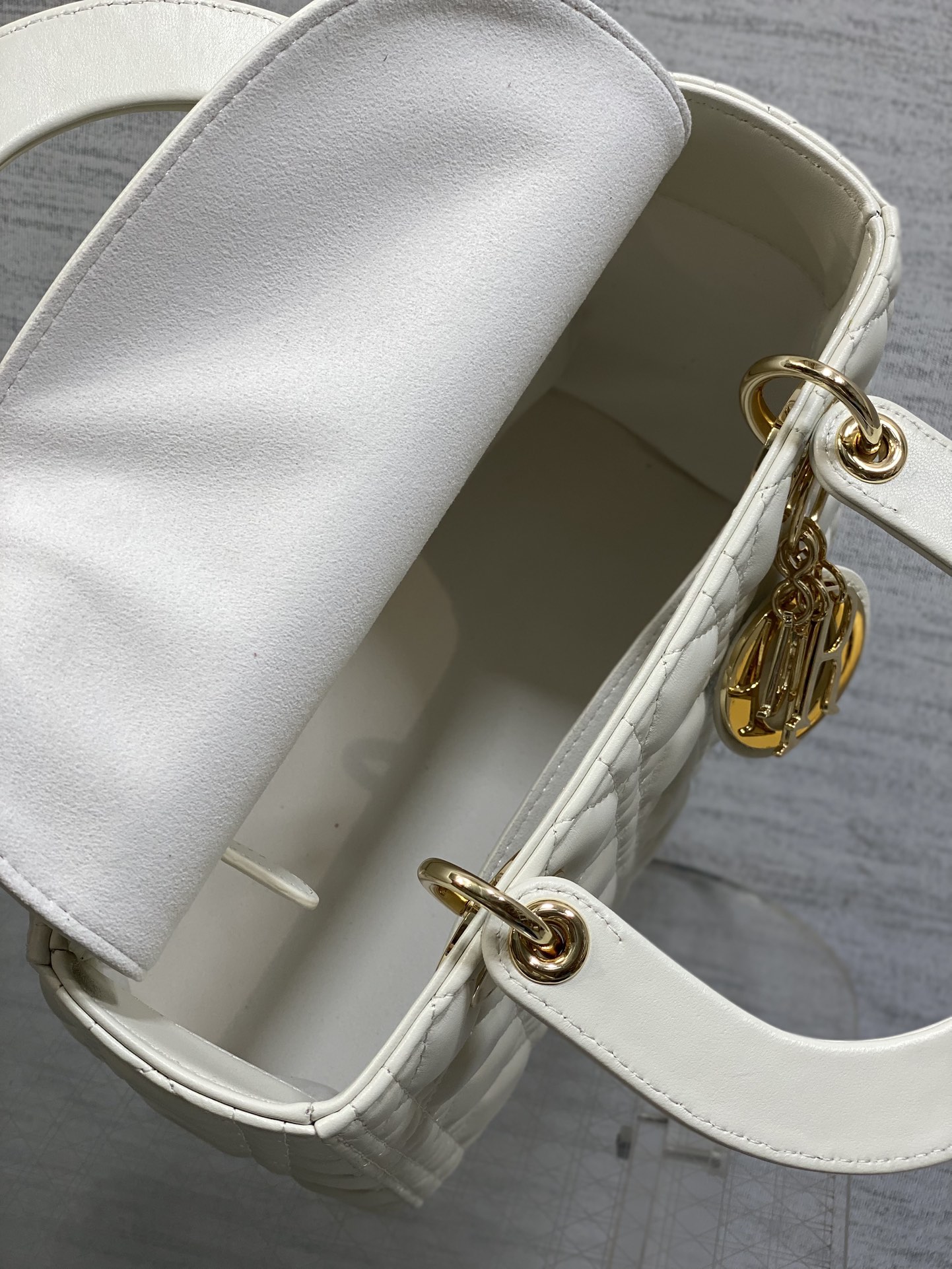 白色现货‼️Lady最新翻盖羊皮五格，经典升级📤，改掉之前刮手的拉链设计，实在是太贴心了😘，被各种拉链包