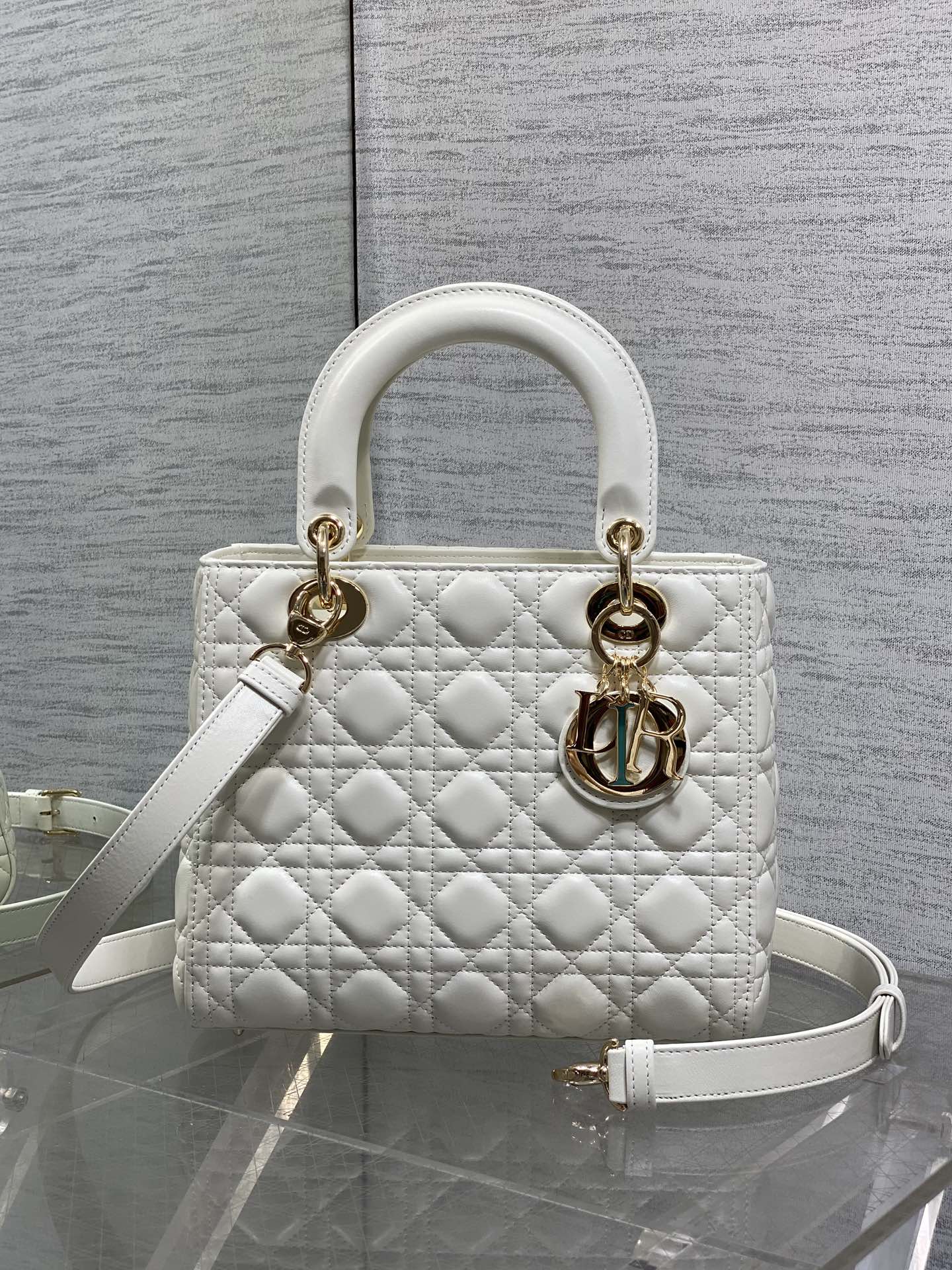 白色现货‼️Lady最新翻盖羊皮五格，经典升级📤，改掉之前刮手的拉链设计，实在是太贴心了😘，被各种拉链包