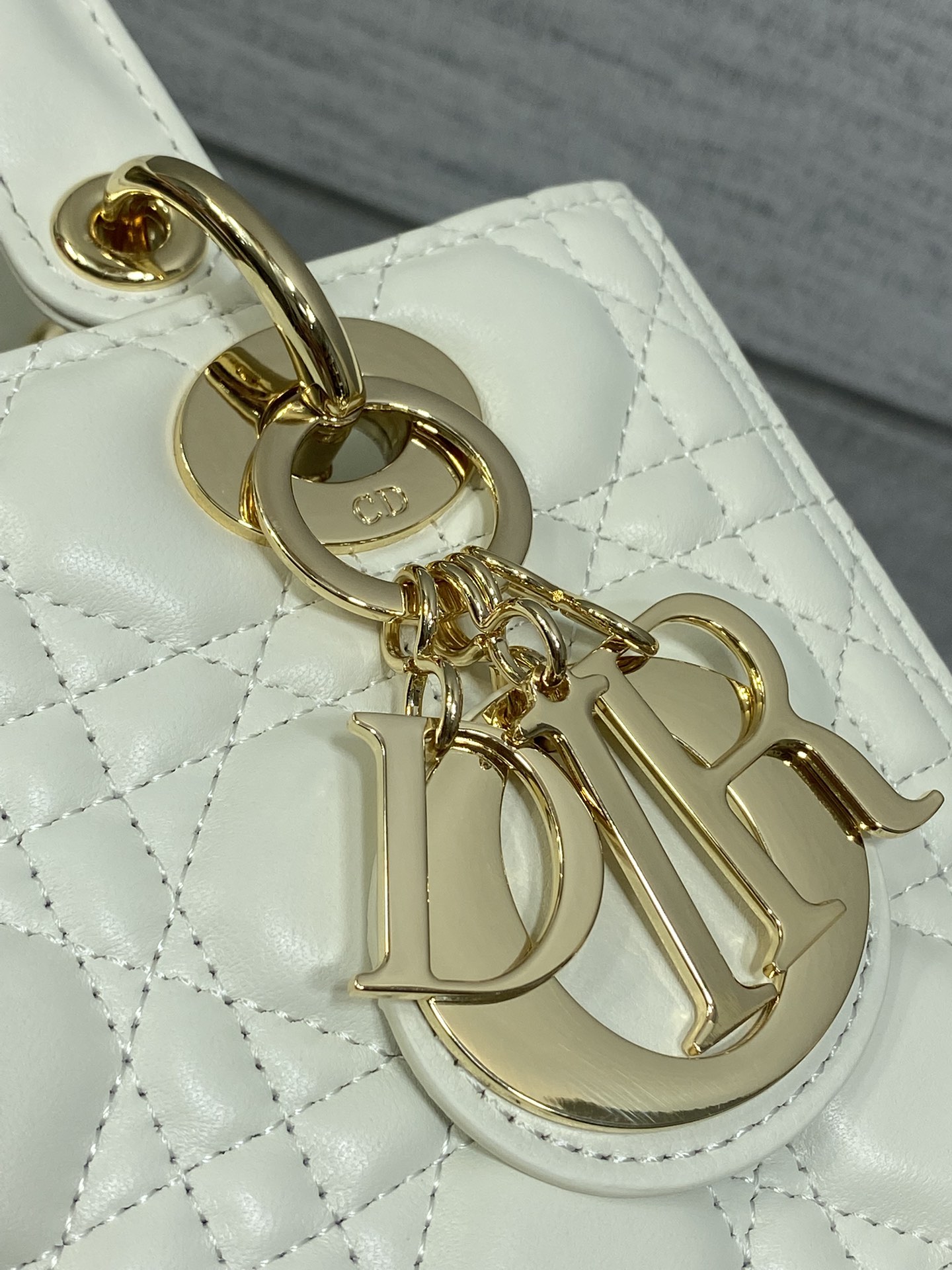 白色现货‼️Lady最新翻盖羊皮五格，经典升级📤，改掉之前刮手的拉链设计，实在是太贴心了😘，被各种拉链包