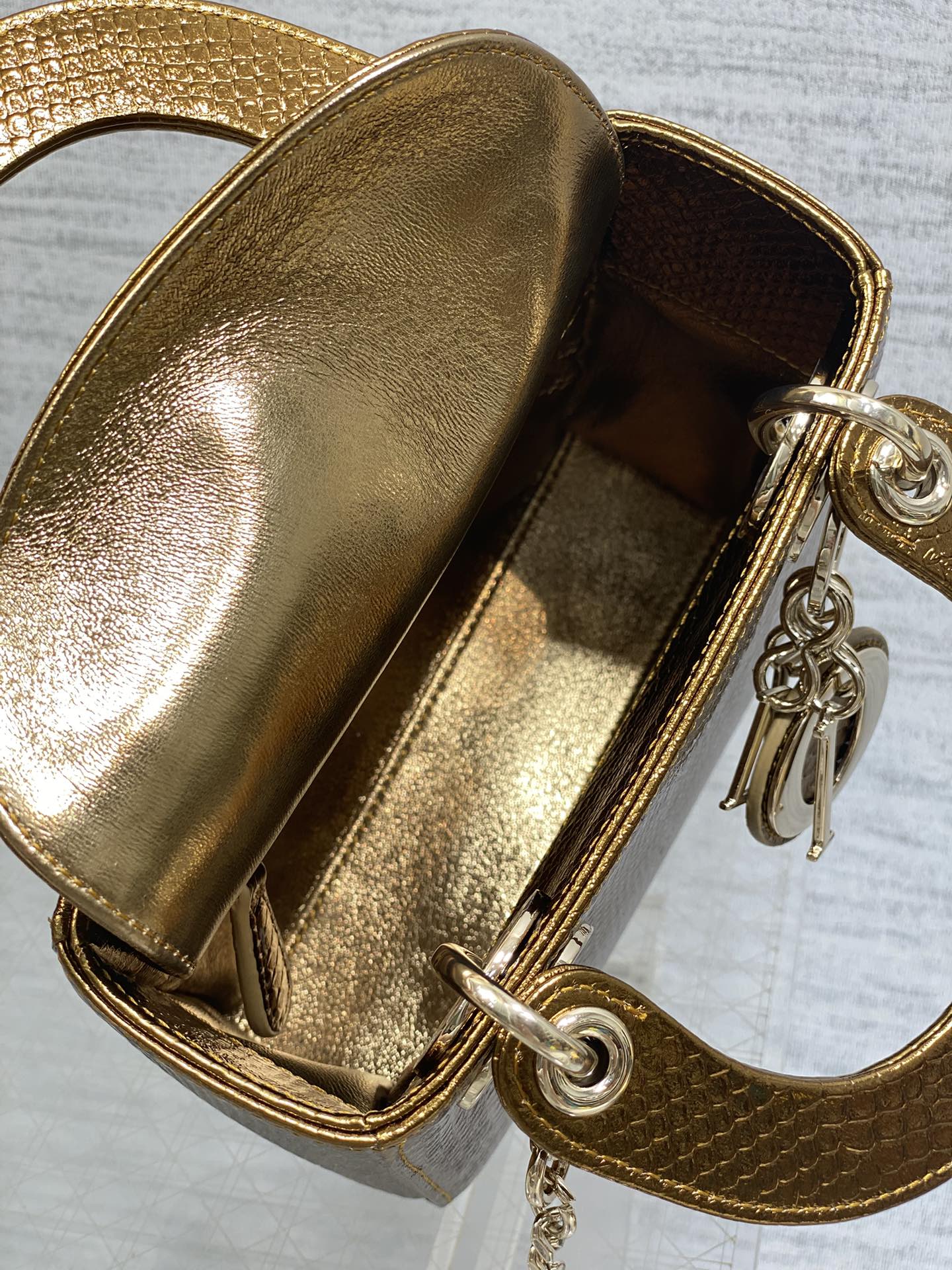 现货‼️Lady戴妃三格珍稀蛇皮闪亮登场，高雅又不失个性，非它莫属👏🏼，科普一下每条蛇皮的纹路都是独一无