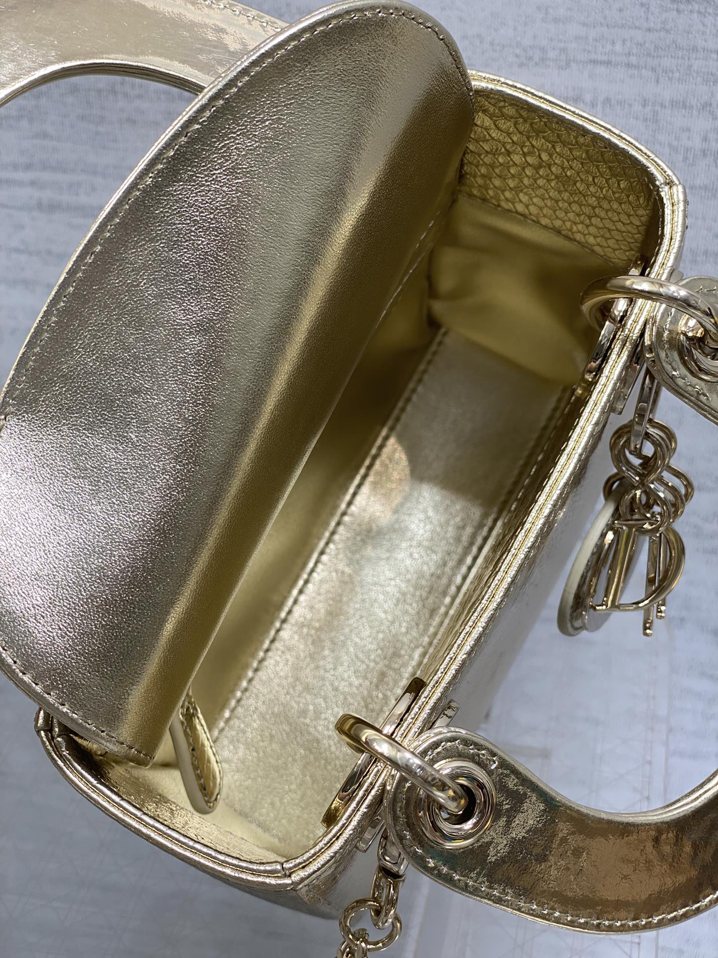 现货‼️Lady戴妃三格珍稀蛇皮闪亮登场，高雅又不失个性，非它莫属👏🏼，科普一下每条蛇皮的纹路都是独一无