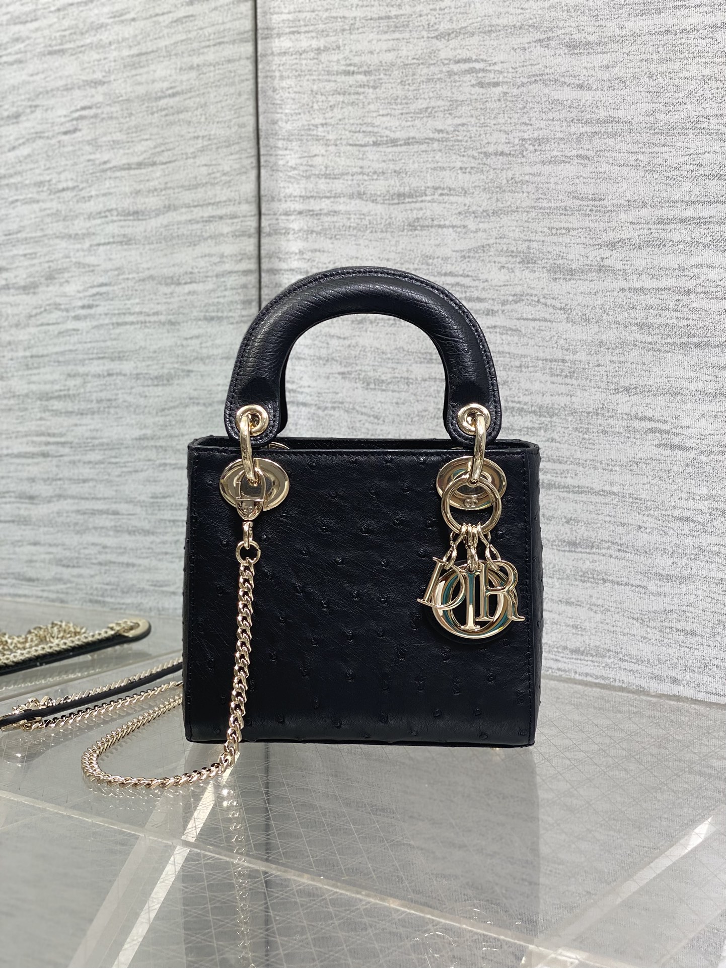 NO:717709,In stock Lady Diana's three-frame rare ostrich skin is now on display. It is elegant and individual. It has to be this one. Let's do some science. Each ostrich pattern is unique, so the pattern of each bag will be different. This is the characteristic of the real bird. Everyone should look for it. Size: 17cm, Princess Diana snake skin, ostrich skin, snakeskin, Hermes,19860909现货 Lady戴妃三格珍稀鸵鸟皮闪亮登场,高雅又不失个性,非它莫属,科普一下每一张鸵鸟的纹路都是独一无二的,所以每个包的纹路都会有所不同,这是真鸟的特点,大家要认准哦 Size:17cm,戴妃蛇皮,ostrich skin,snakeskin,Hermes,,Bag