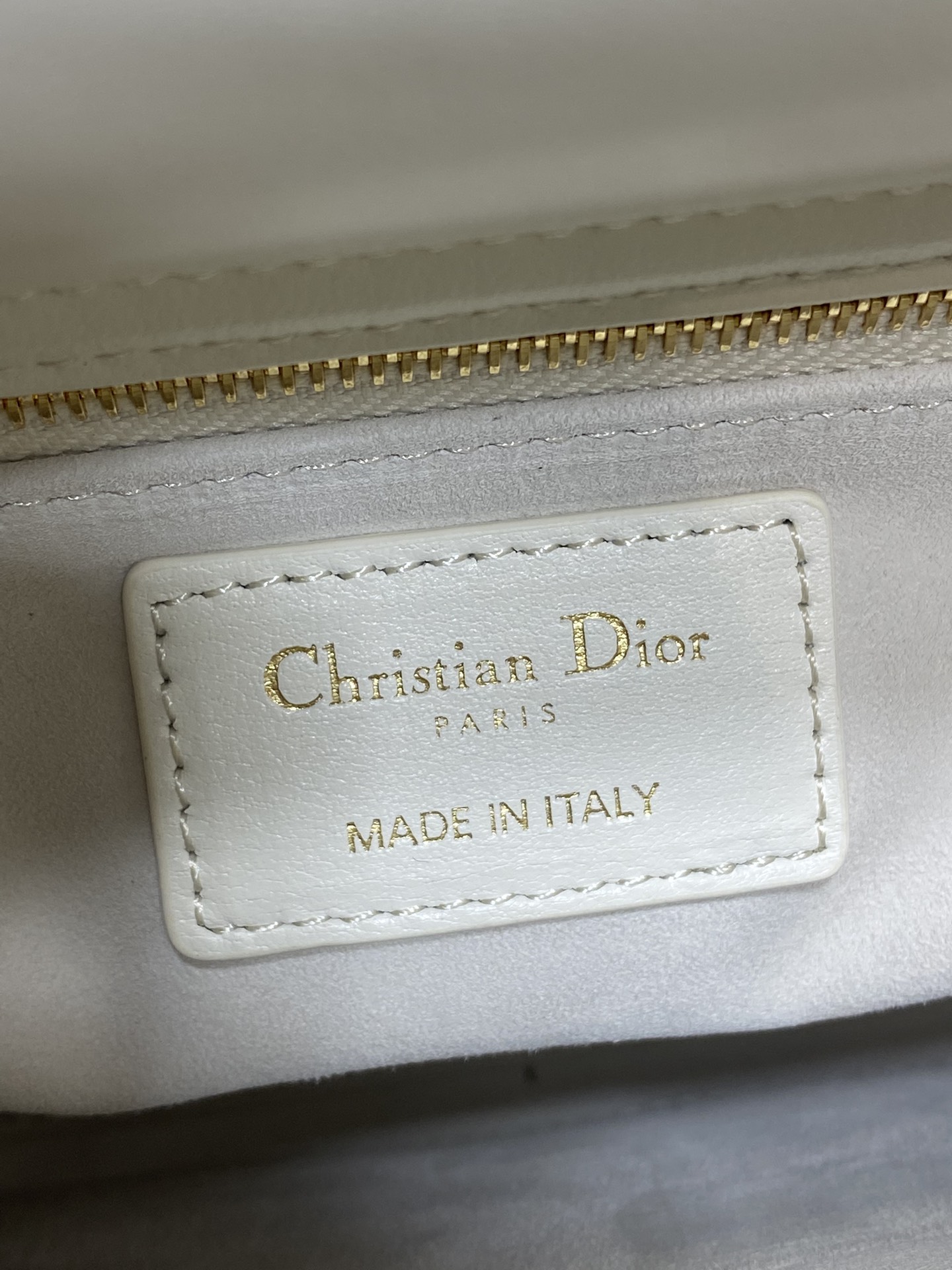 现货‼️Lady最新限量版水晶扣戴妃包🌞，人手一个必备的戴妃包😍。迷人优雅又气场十足💃🏻，斜挎手拎也是女