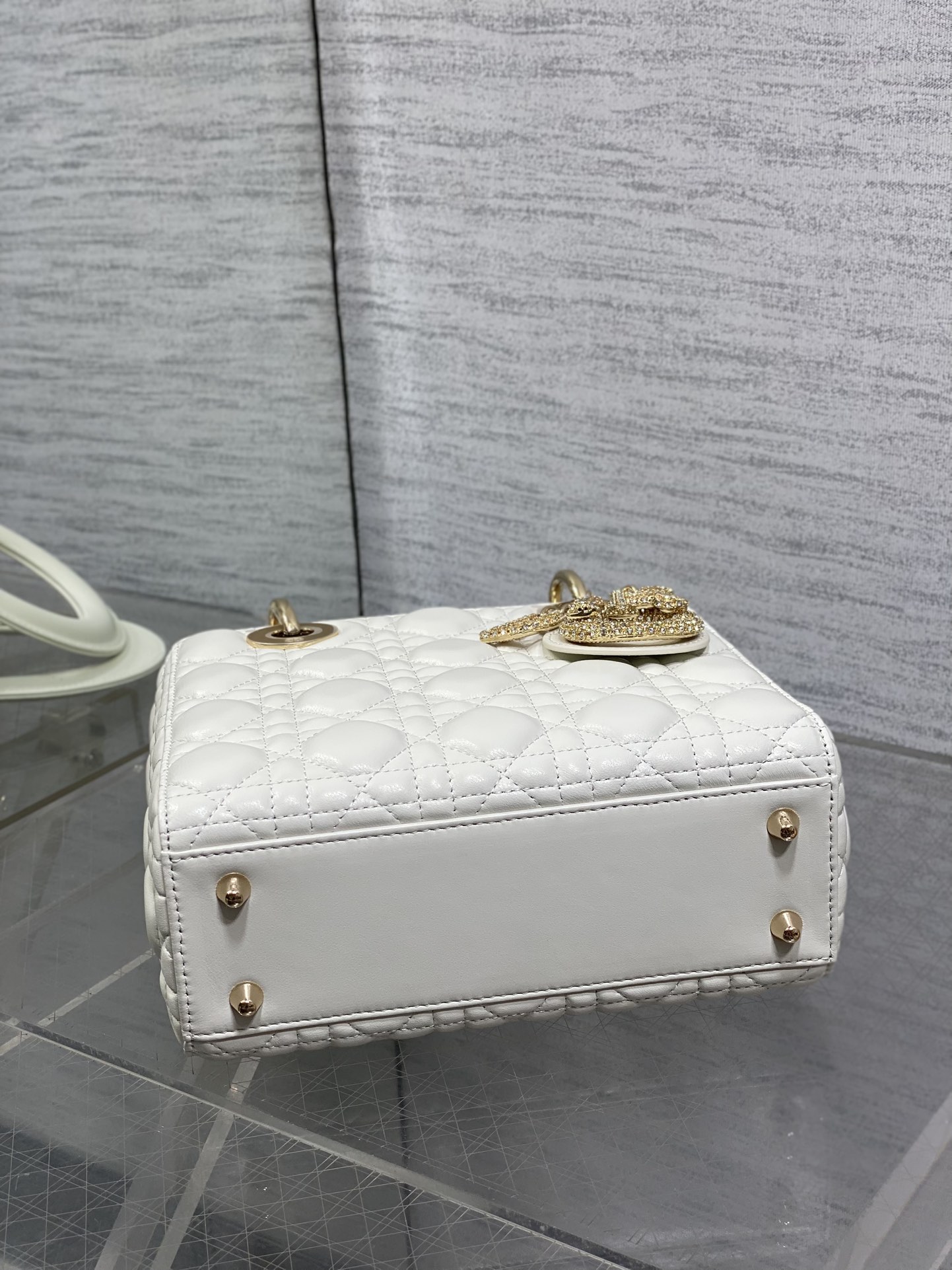 现货‼️Lady最新限量版水晶扣戴妃包🌞，人手一个必备的戴妃包😍。迷人优雅又气场十足💃🏻，斜挎手拎也是女