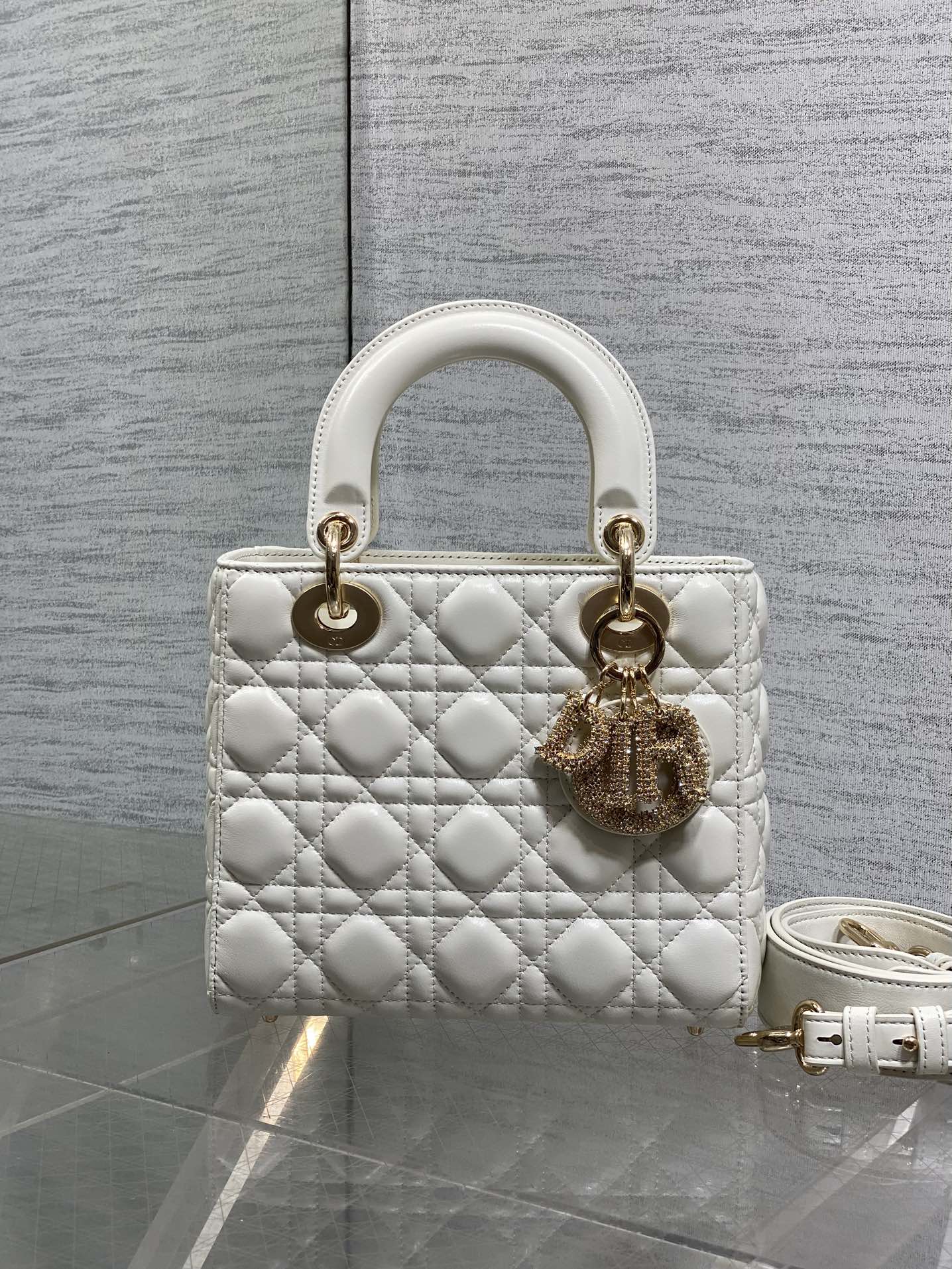 现货‼️Lady最新限量版水晶扣戴妃包🌞，人手一个必备的戴妃包😍。迷人优雅又气场十足💃🏻，斜挎手拎也是女