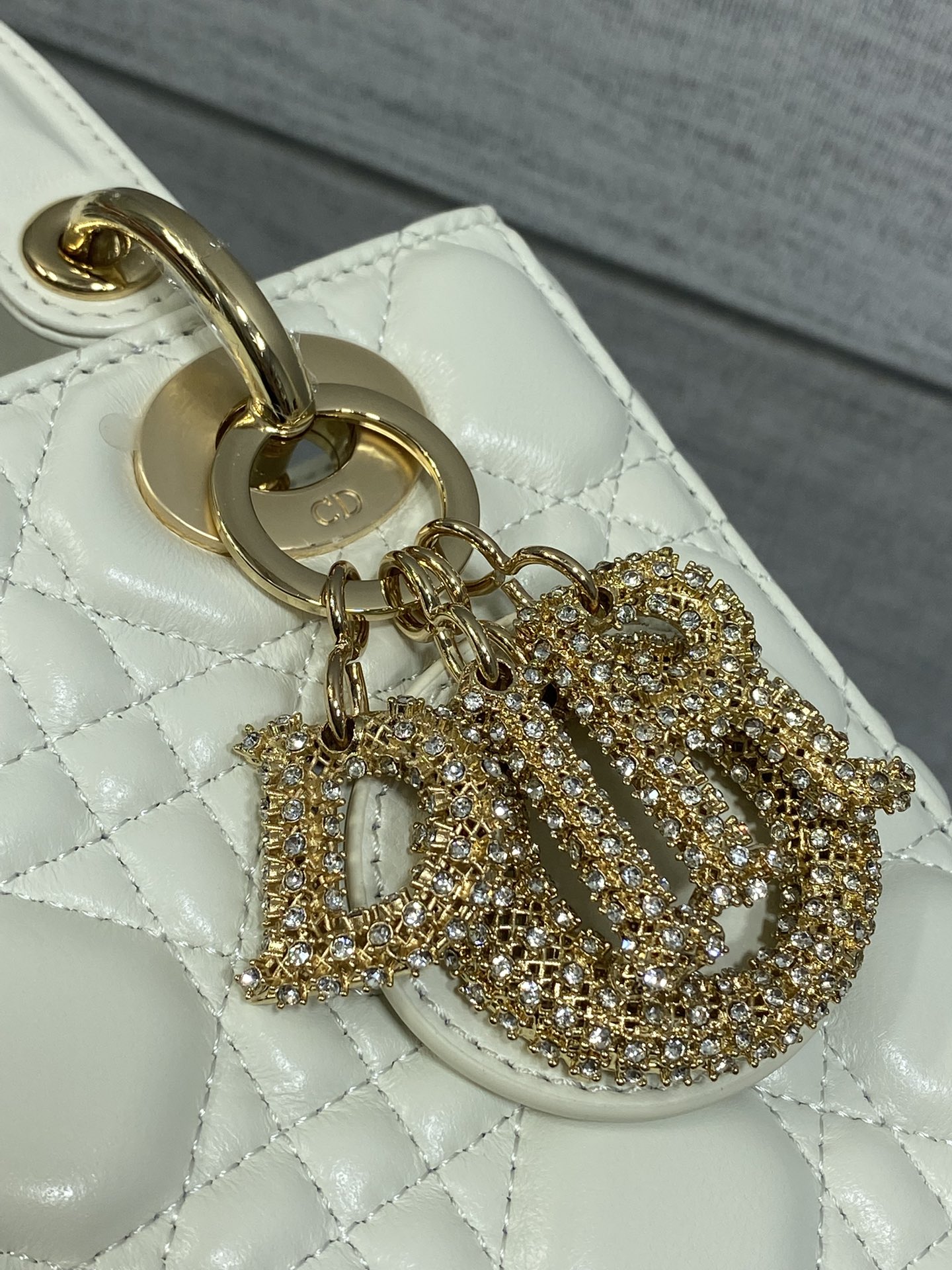 现货‼️Lady最新限量版水晶扣戴妃包🌞，人手一个必备的戴妃包😍。迷人优雅又气场十足💃🏻，斜挎手拎也是女