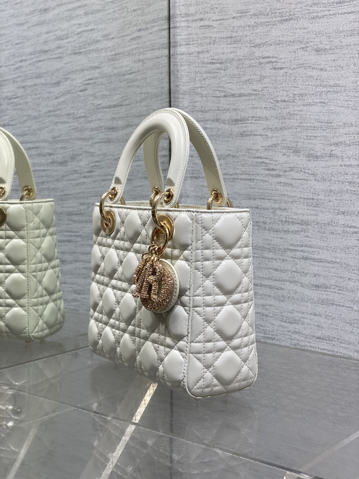 现货‼️Lady最新限量版水晶扣戴妃包🌞，人手一个必备的戴妃包😍。迷人优雅又气场十足💃🏻，斜挎手拎也是女