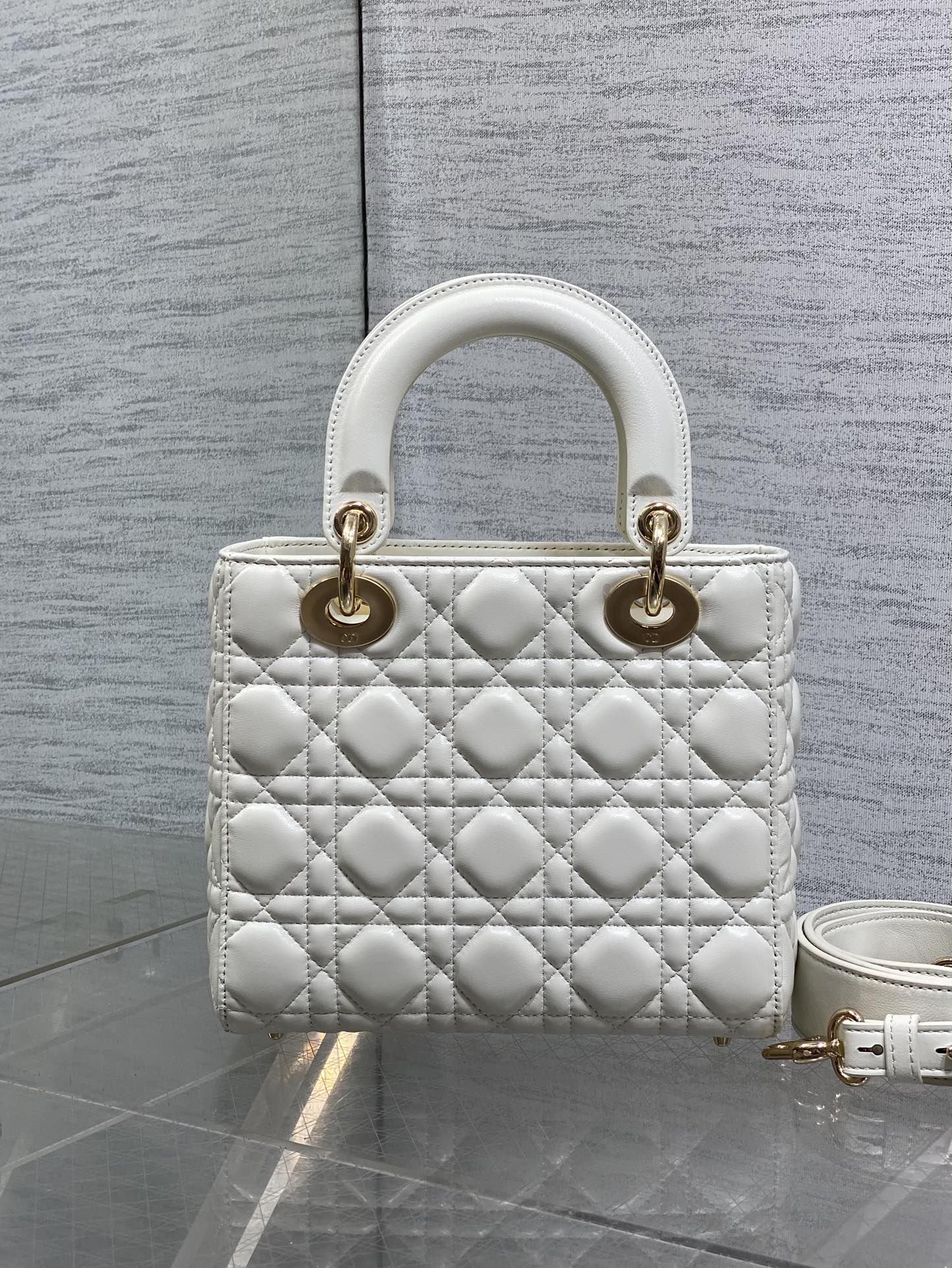 现货‼️Lady最新限量版水晶扣戴妃包🌞，人手一个必备的戴妃包😍。迷人优雅又气场十足💃🏻，斜挎手拎也是女