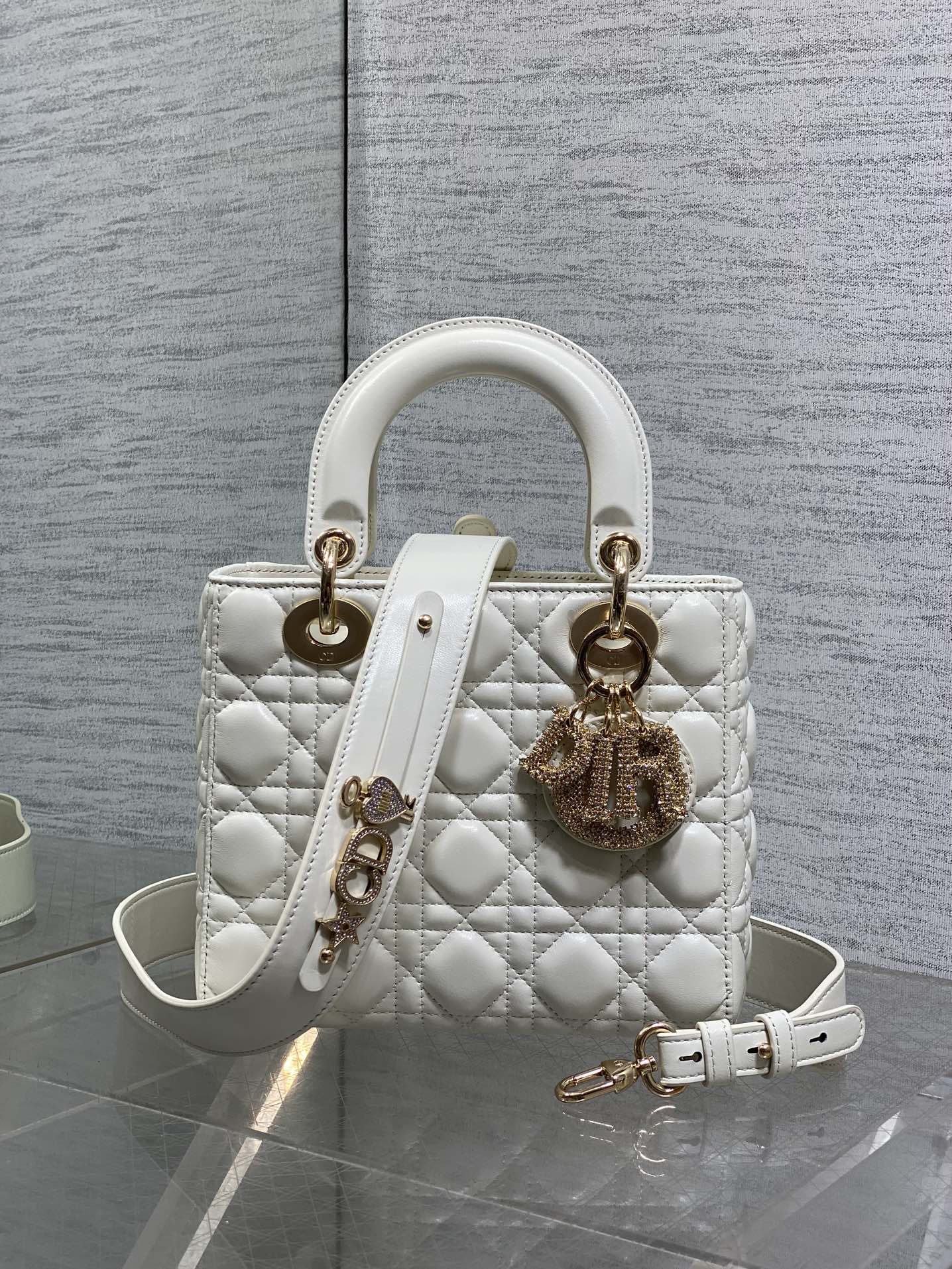 现货‼️Lady最新限量版水晶扣戴妃包🌞，人手一个必备的戴妃包😍。迷人优雅又气场十足💃🏻，斜挎手拎也是女