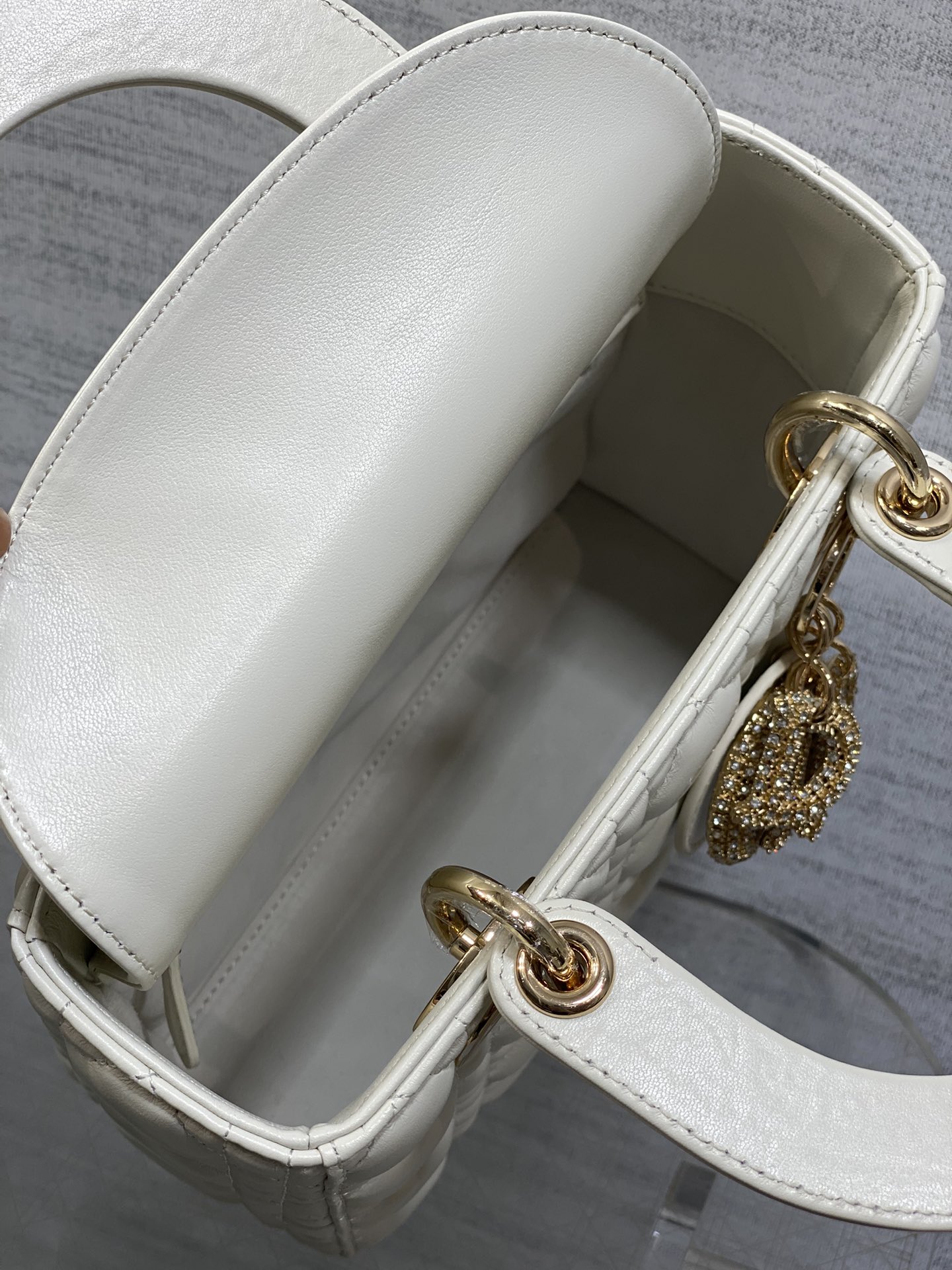 现货‼️Lady最新限量版水晶扣戴妃包🌞，人手一个必备的戴妃包😍。迷人优雅又气场十足💃🏻，斜挎手拎也是女