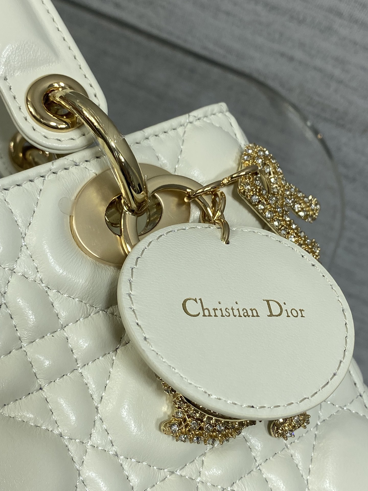 现货‼️Lady最新限量版水晶扣戴妃包🌞，人手一个必备的戴妃包😍。迷人优雅又气场十足💃🏻，斜挎手拎也是女