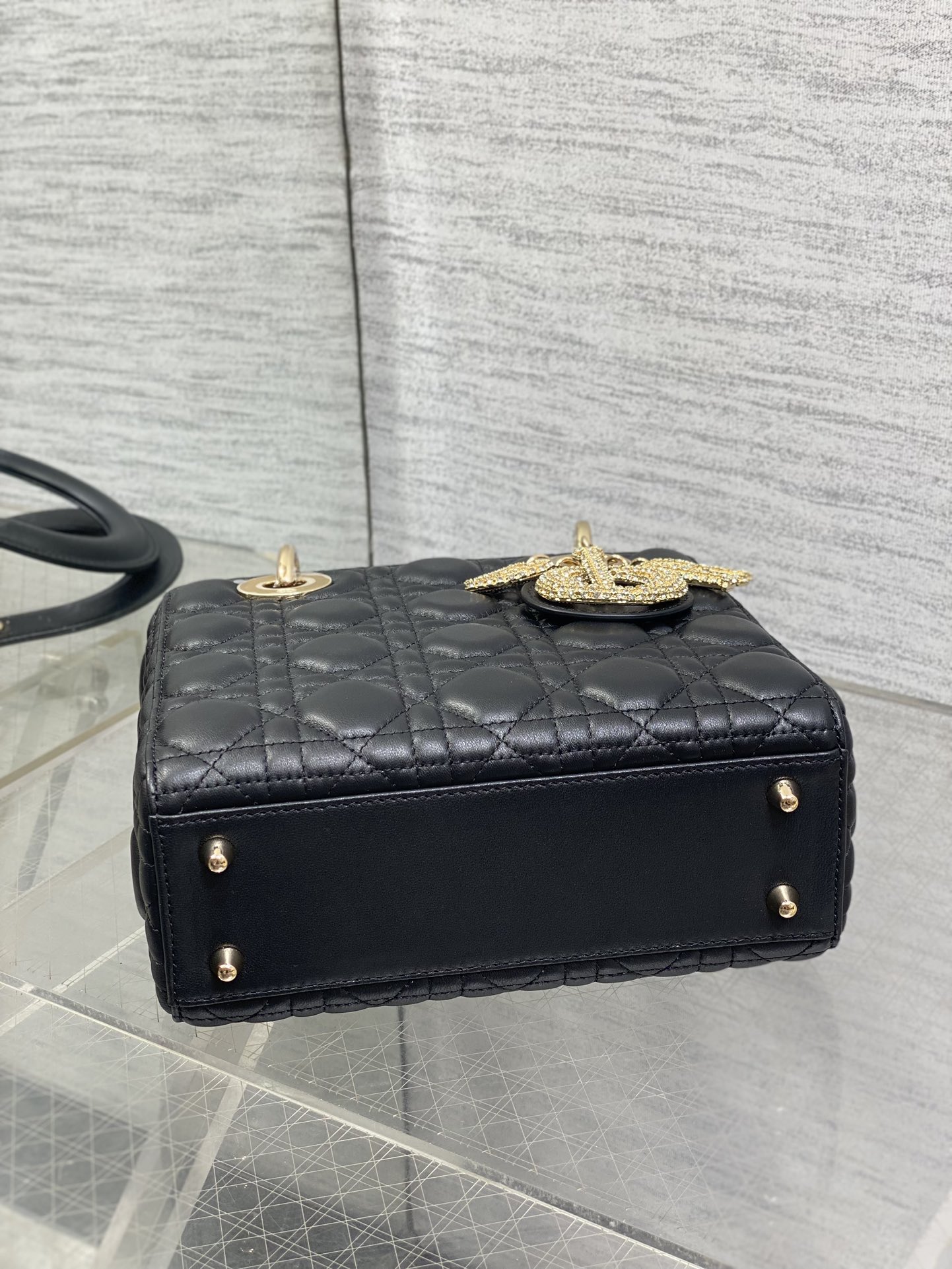 现货‼️Lady最新限量版水晶扣戴妃包🌞，人手一个必备的戴妃包😍。迷人优雅又气场十足💃🏻，斜挎手拎也是女