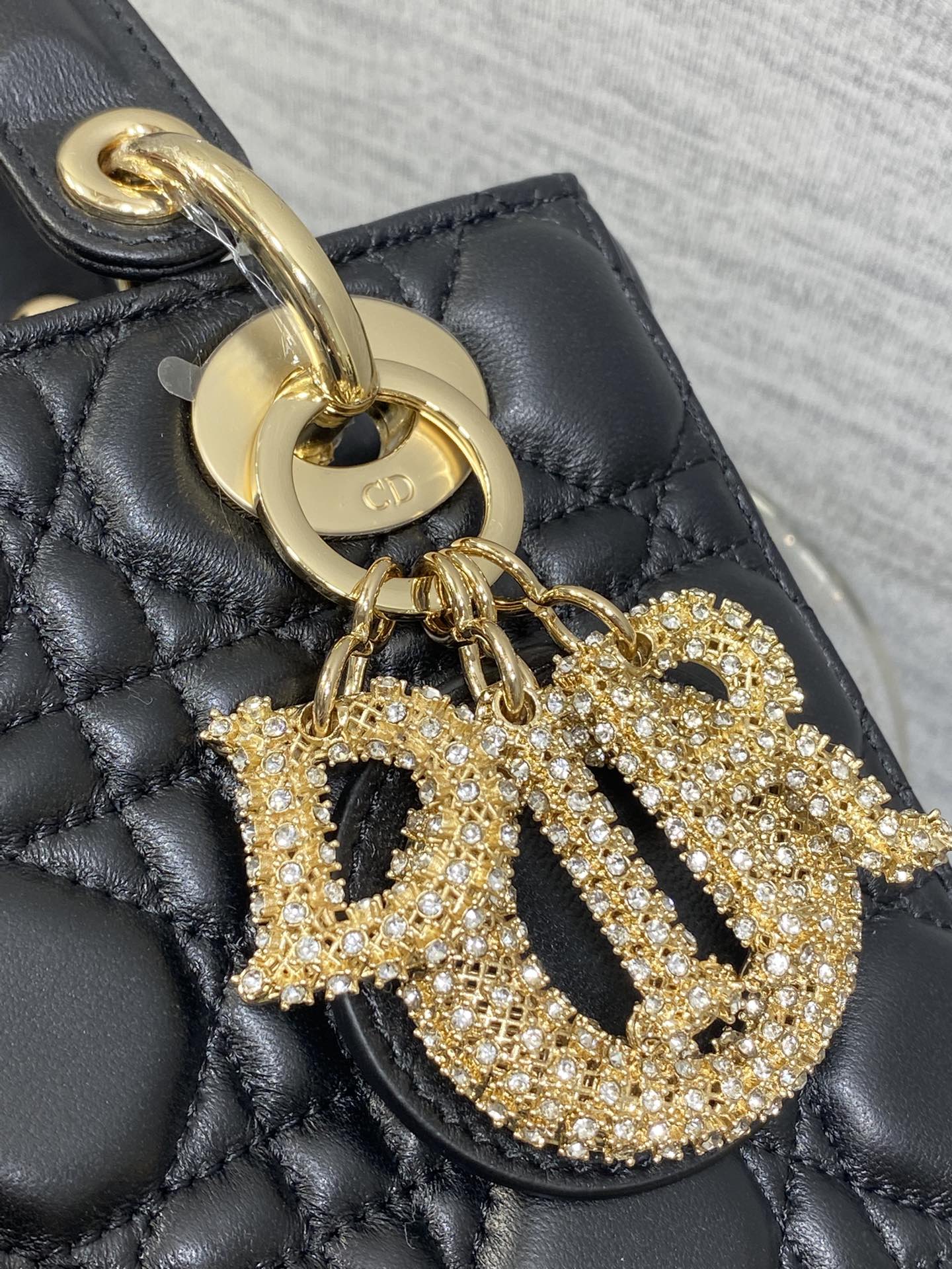 现货‼️Lady最新限量版水晶扣戴妃包🌞，人手一个必备的戴妃包😍。迷人优雅又气场十足💃🏻，斜挎手拎也是女