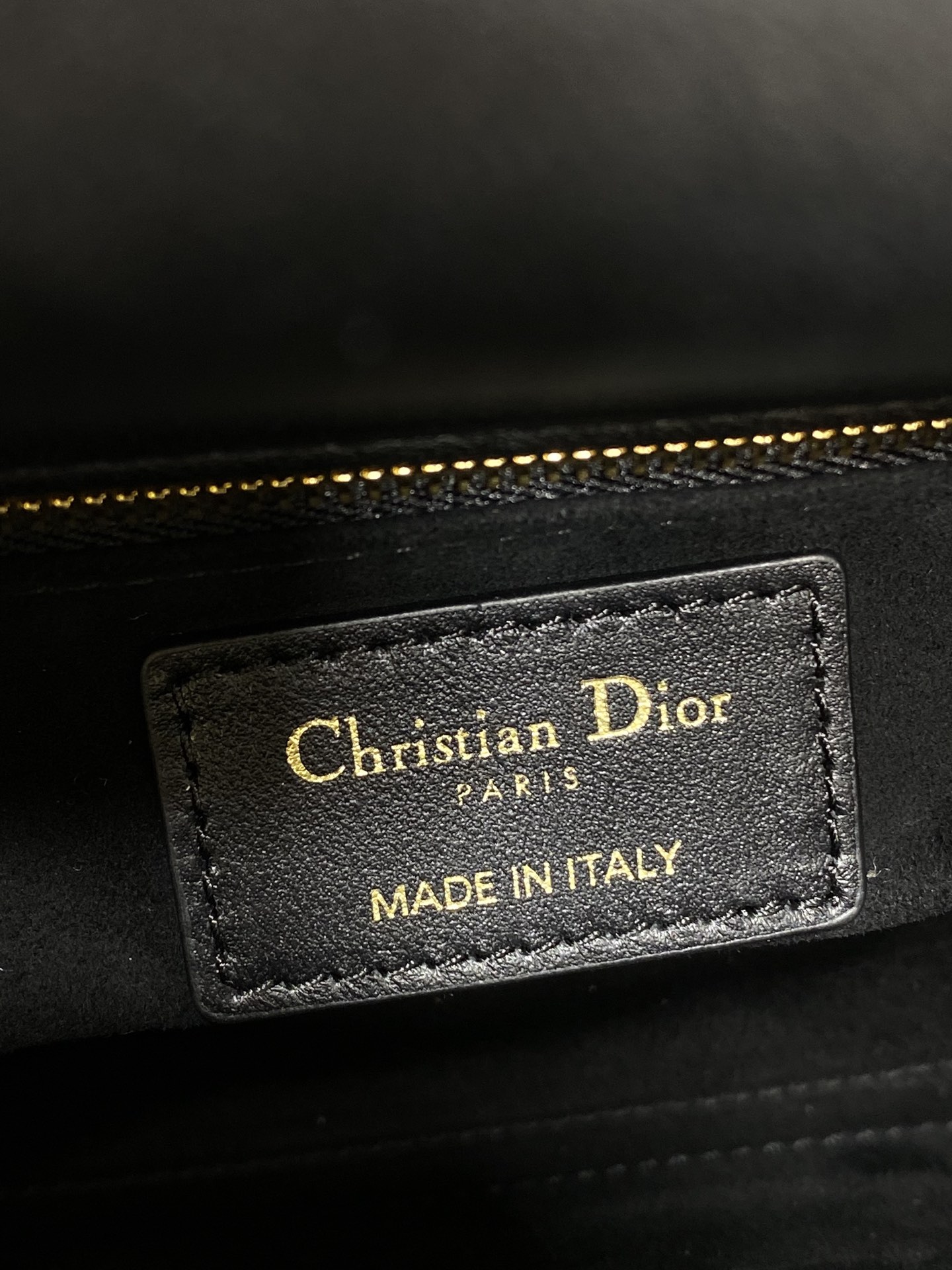 现货‼️Lady最新限量版水晶扣戴妃包🌞，人手一个必备的戴妃包😍。迷人优雅又气场十足💃🏻，斜挎手拎也是女